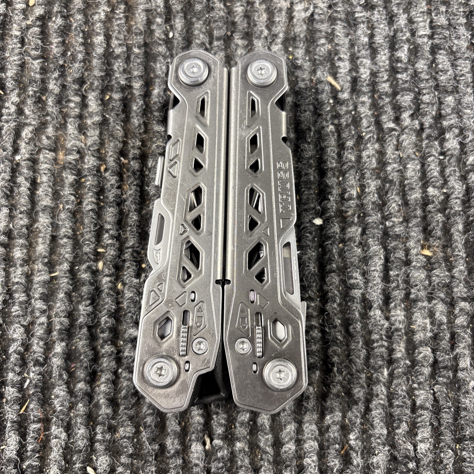 One Gerber Truss 17-in-1 Pliers Multi Tool TSA – Gray (017)