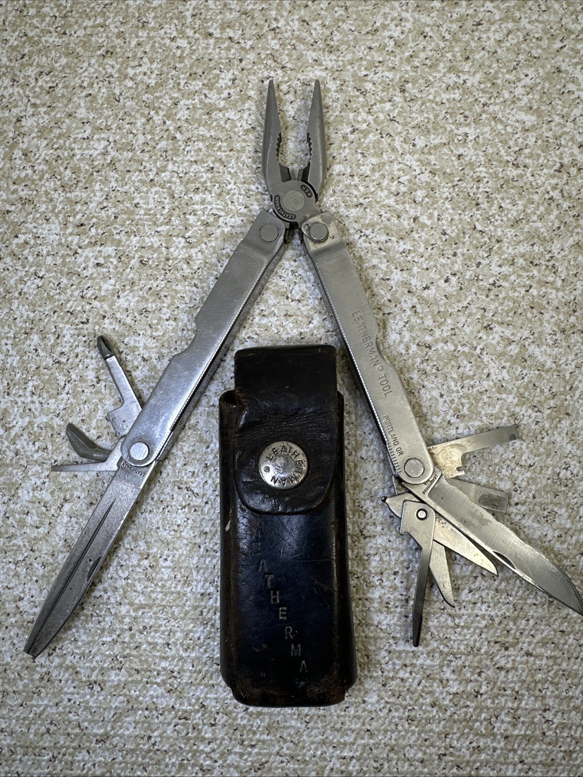 VTG Original Leatherman Multi Tool W/Original Leatherman Sheath “0696” Read Desc