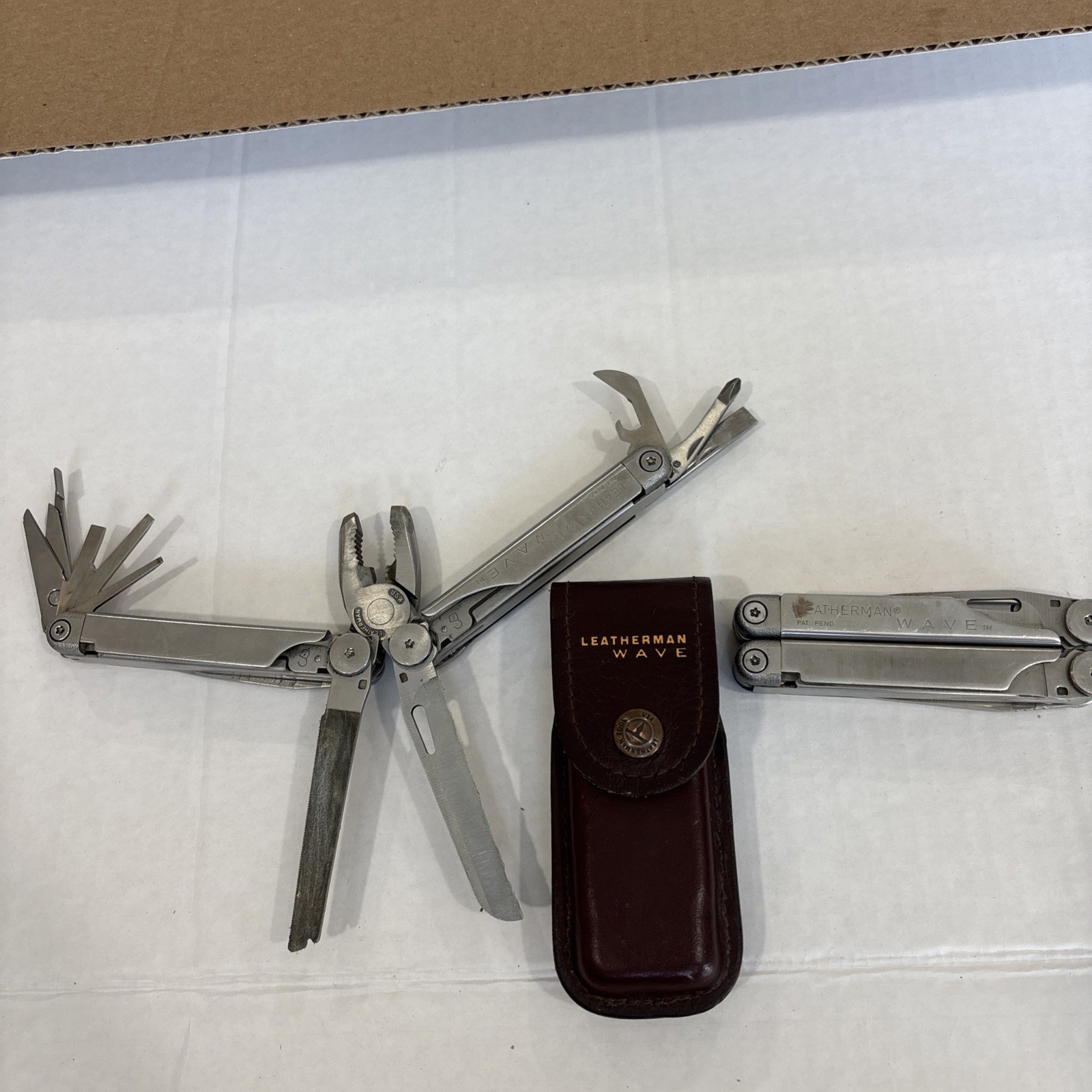 Leatherman Wave Multitool Used In Good Condition Pat Pend with sheath lot of 2