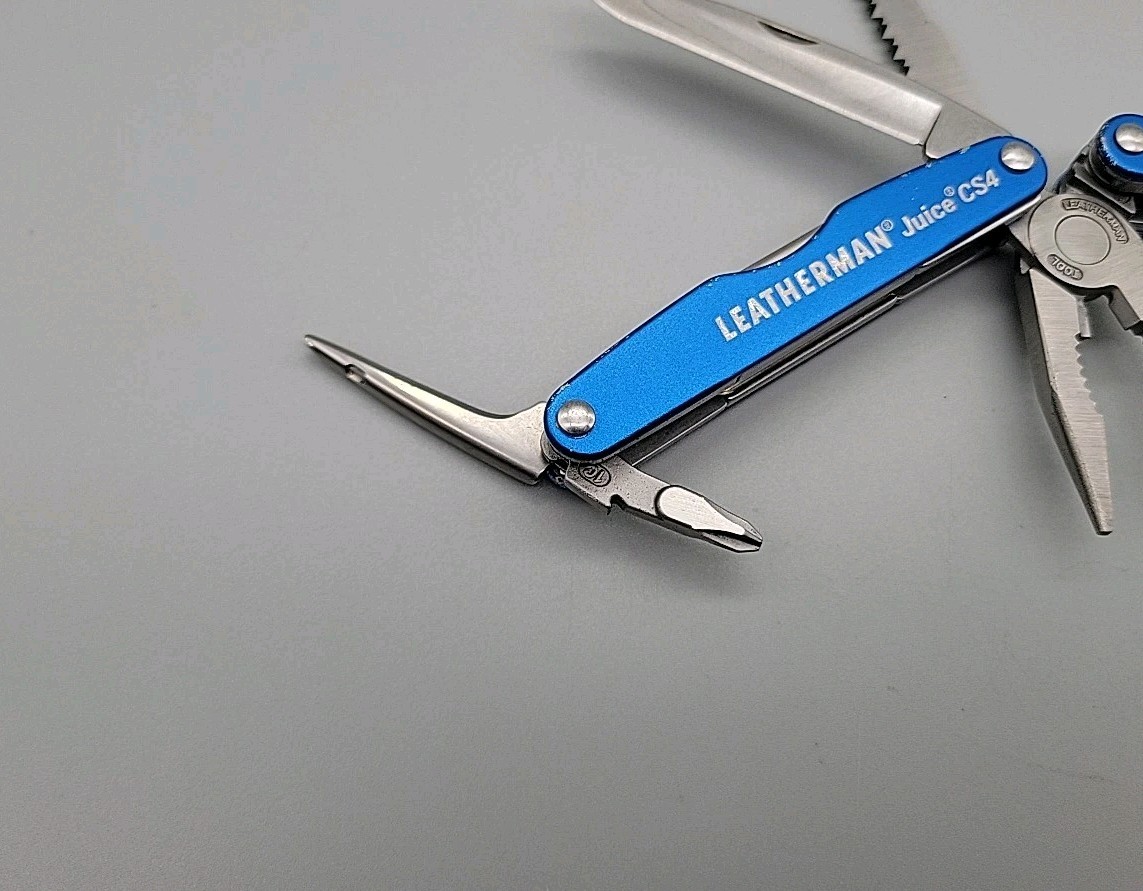 Leatherman JUICE CS4 Multi-Tool – Dated 0912 – Blue – Discontinued – Pliers