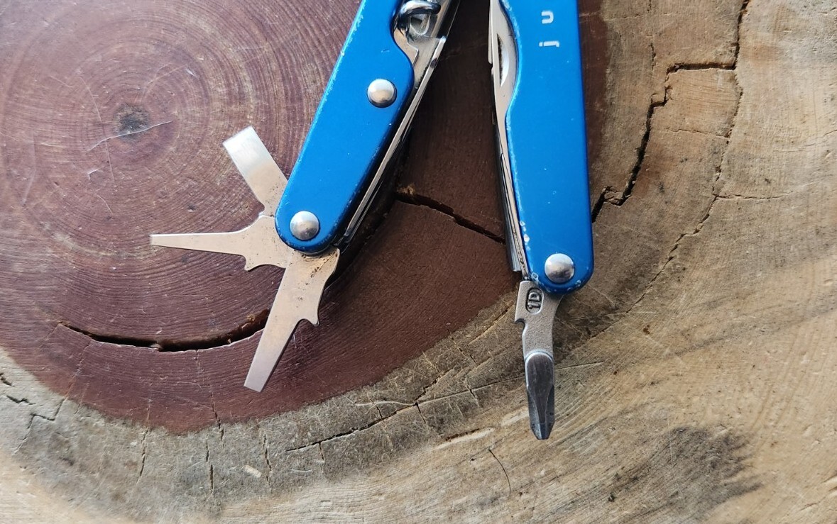 Leatherman Juice CS4 Blue – Pliers Blade Corkscrew – Great W85