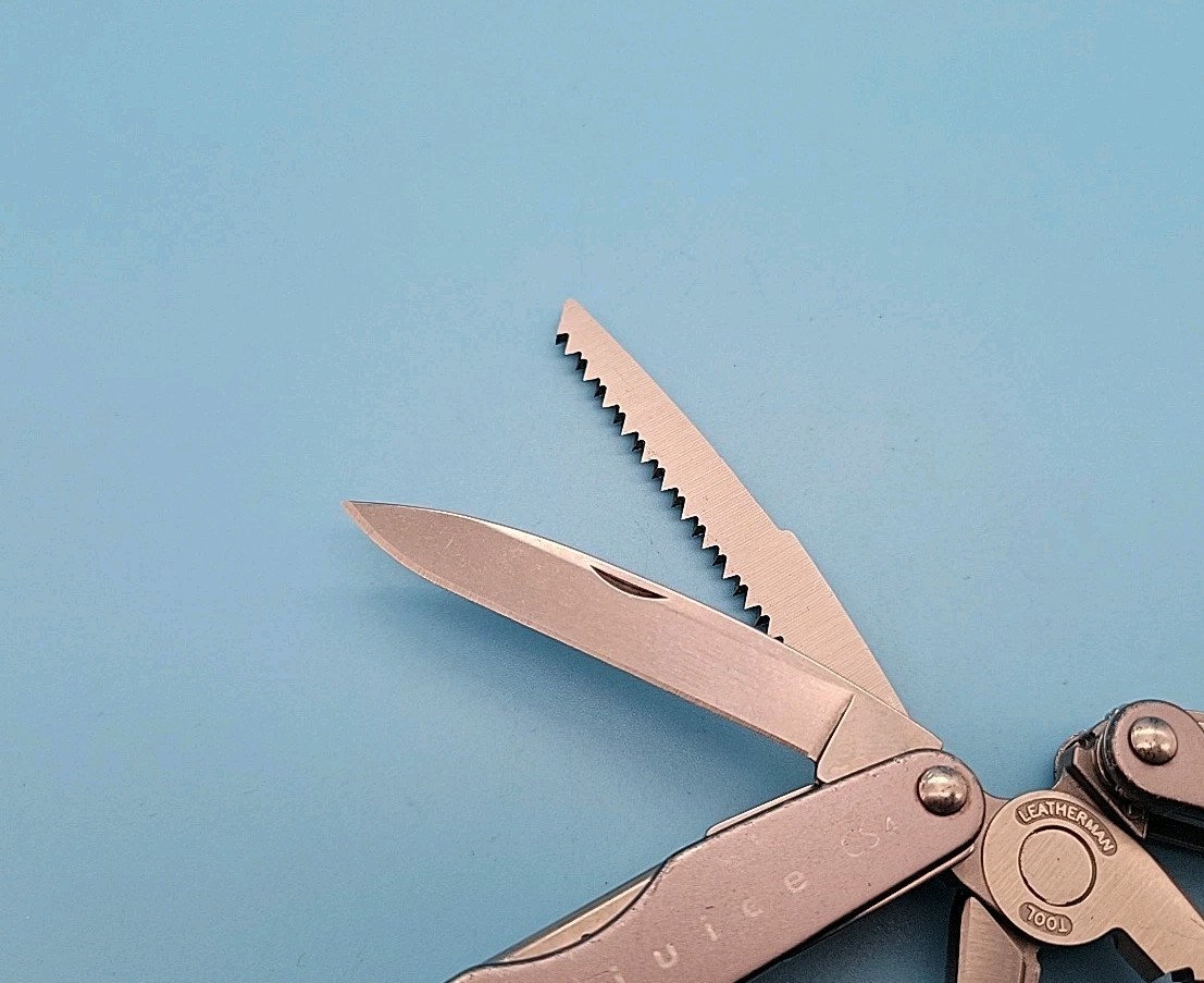 Leatherman JUICE CS4 Multi-Tool Dated 0402 – Pliers, Knife – Gray – Discontinued