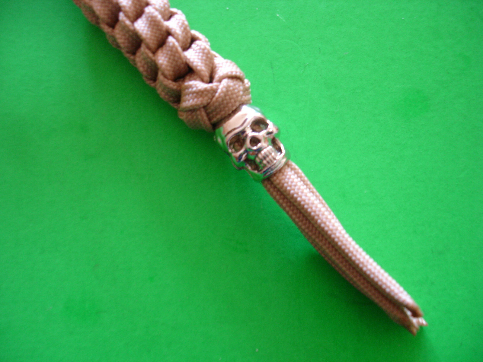 0NE HANDMADE LIGHT TAN PARACORD KNIFE LANYARD W/METAL SKULL BEAD MADE IN USA