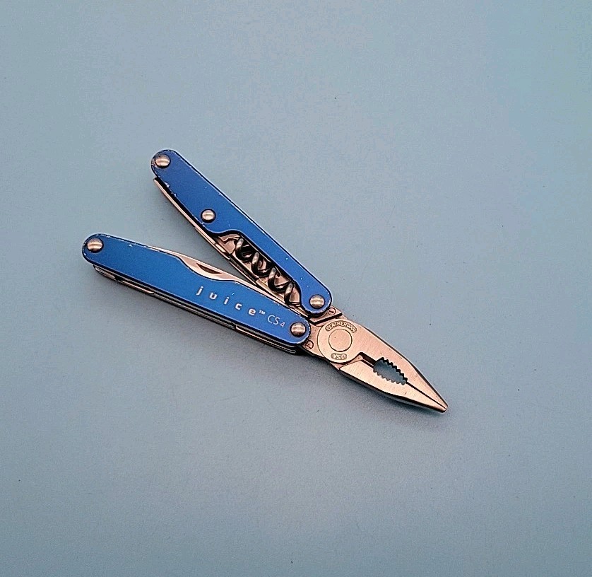 Leatherman JUICE CS4 Multi-Tool – Dated 1001 – Blue – Discontinued – Pliers