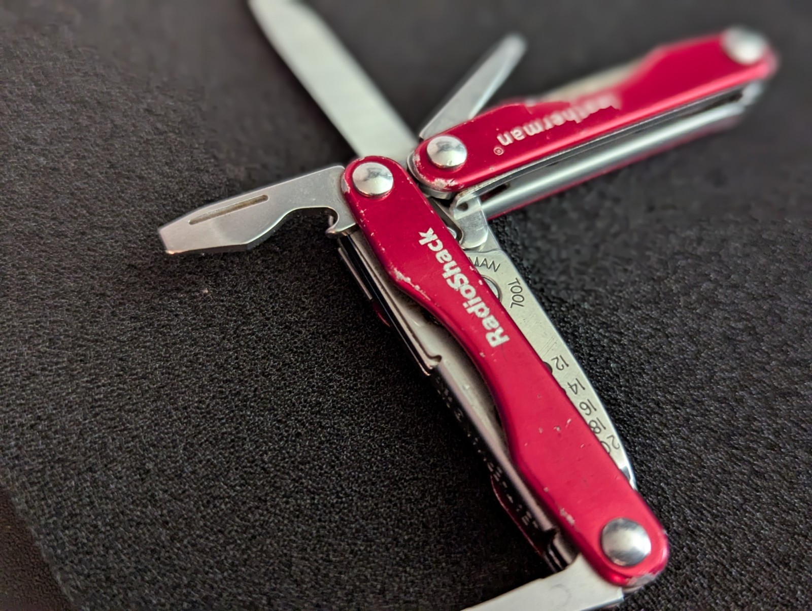 LEATHERMAN SQUIRT E4 RADIOSHACK RED MULTI-TOOL: LIGHTLY USED: DISCONTINUED