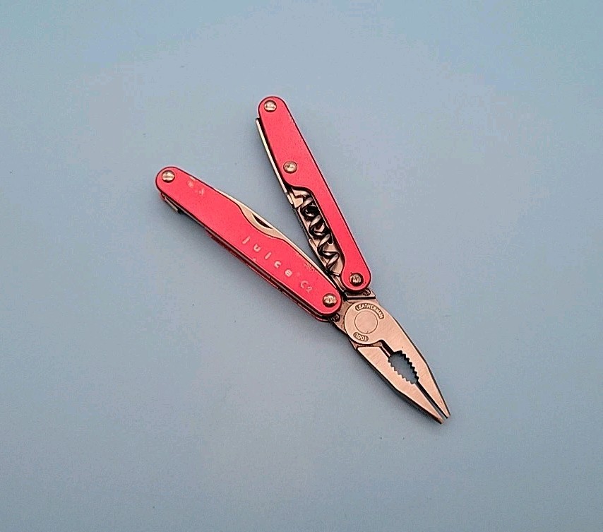 Leatherman JUICE C2 Multi-Tool – Dated 0509 – Red – Knife, Pliers *Retired*