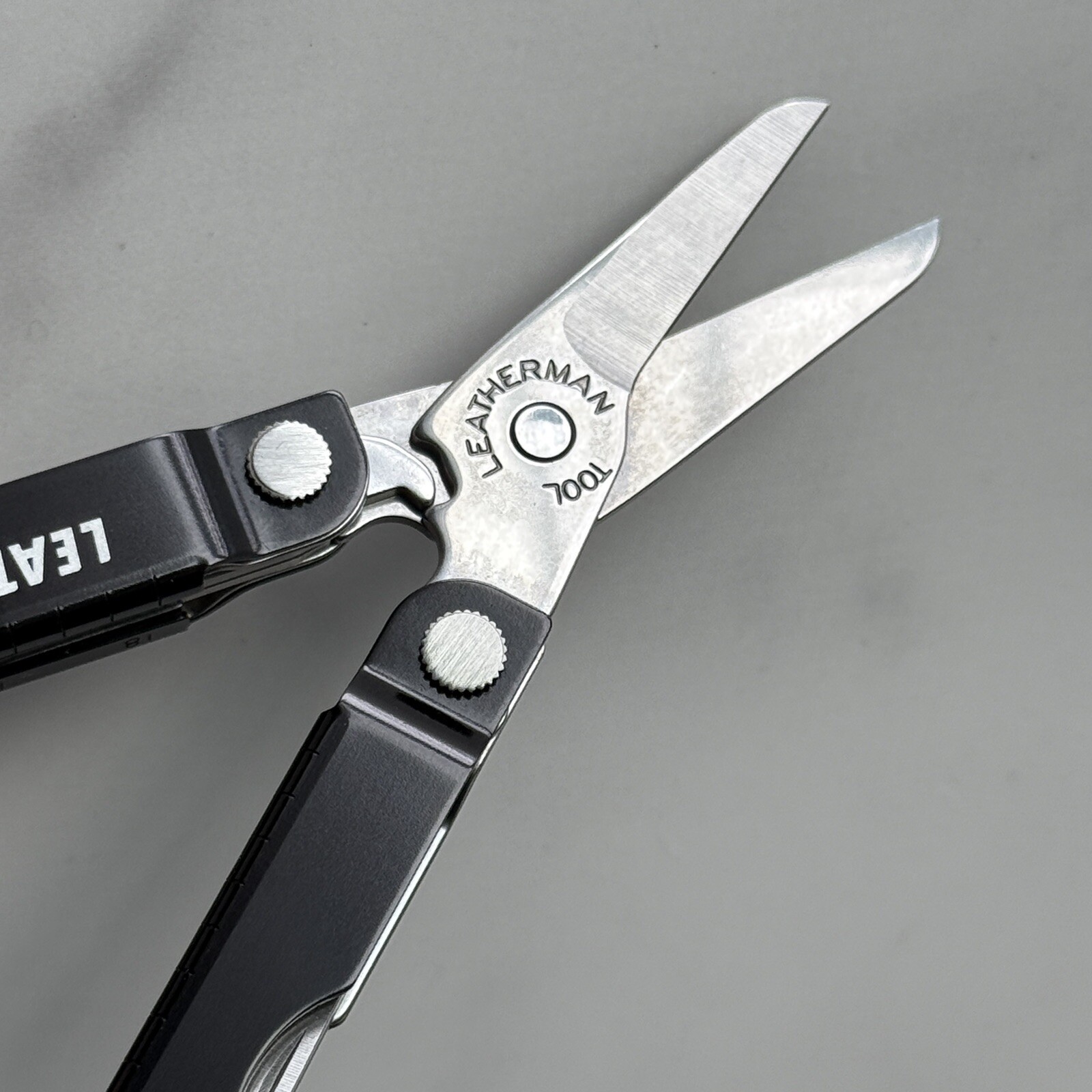 Leatherman MICRA BLACK Aluminum Multitool in Vintage Gift Tin