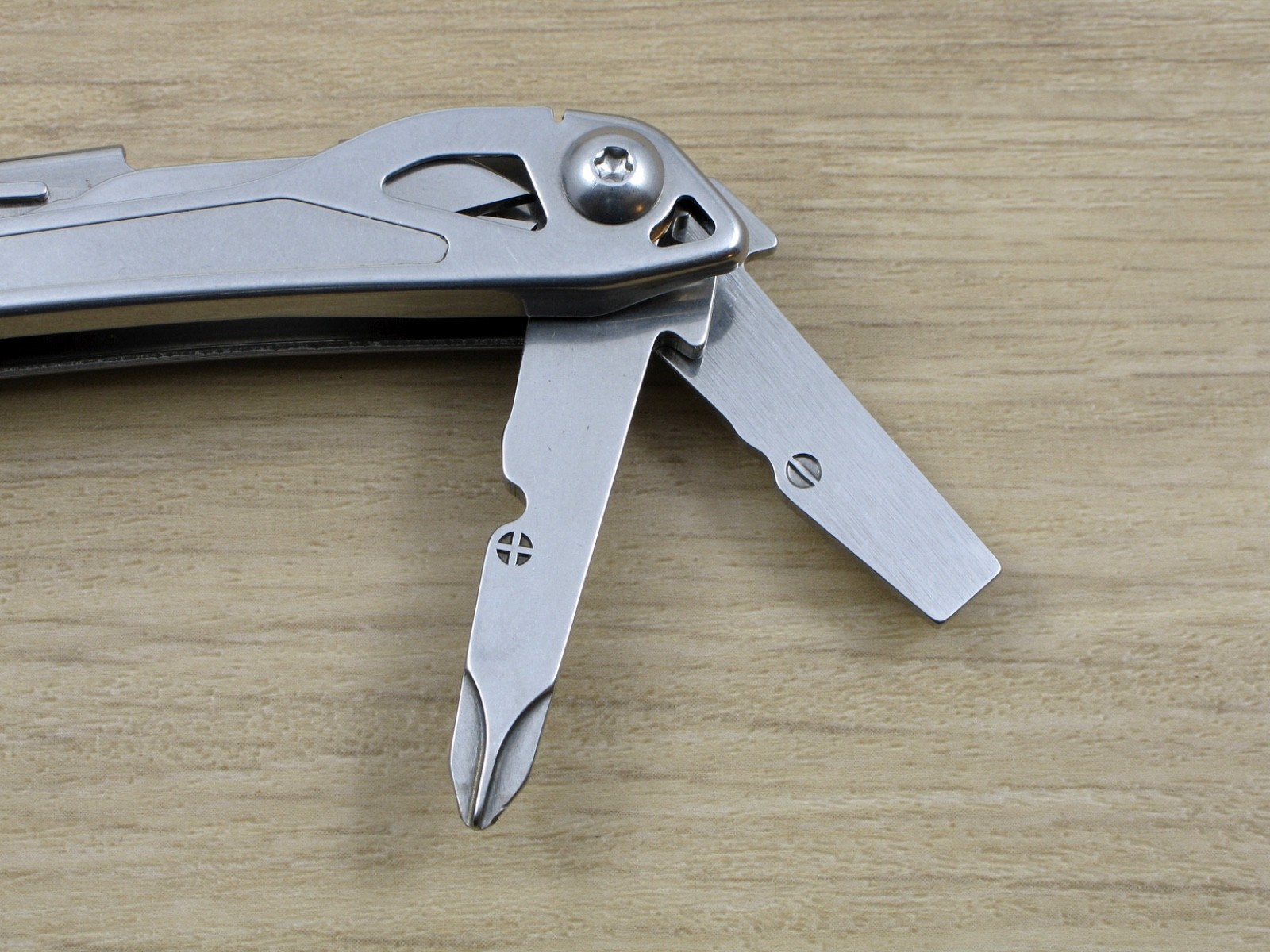 Leatherman Wingman Multi-Tool, Knife, Pliers, Stainless, USA – “SUFFOLK OEA”