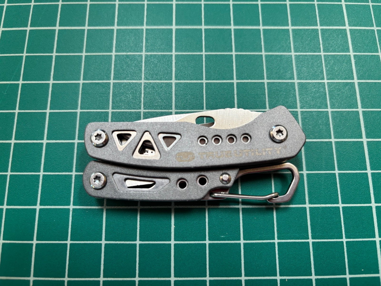 NEW!! TRUE UTILITY MULTI TOOL – COMPACT AND FOLDABLE – KEYRING HOOK !!!!!!!!!!!!
