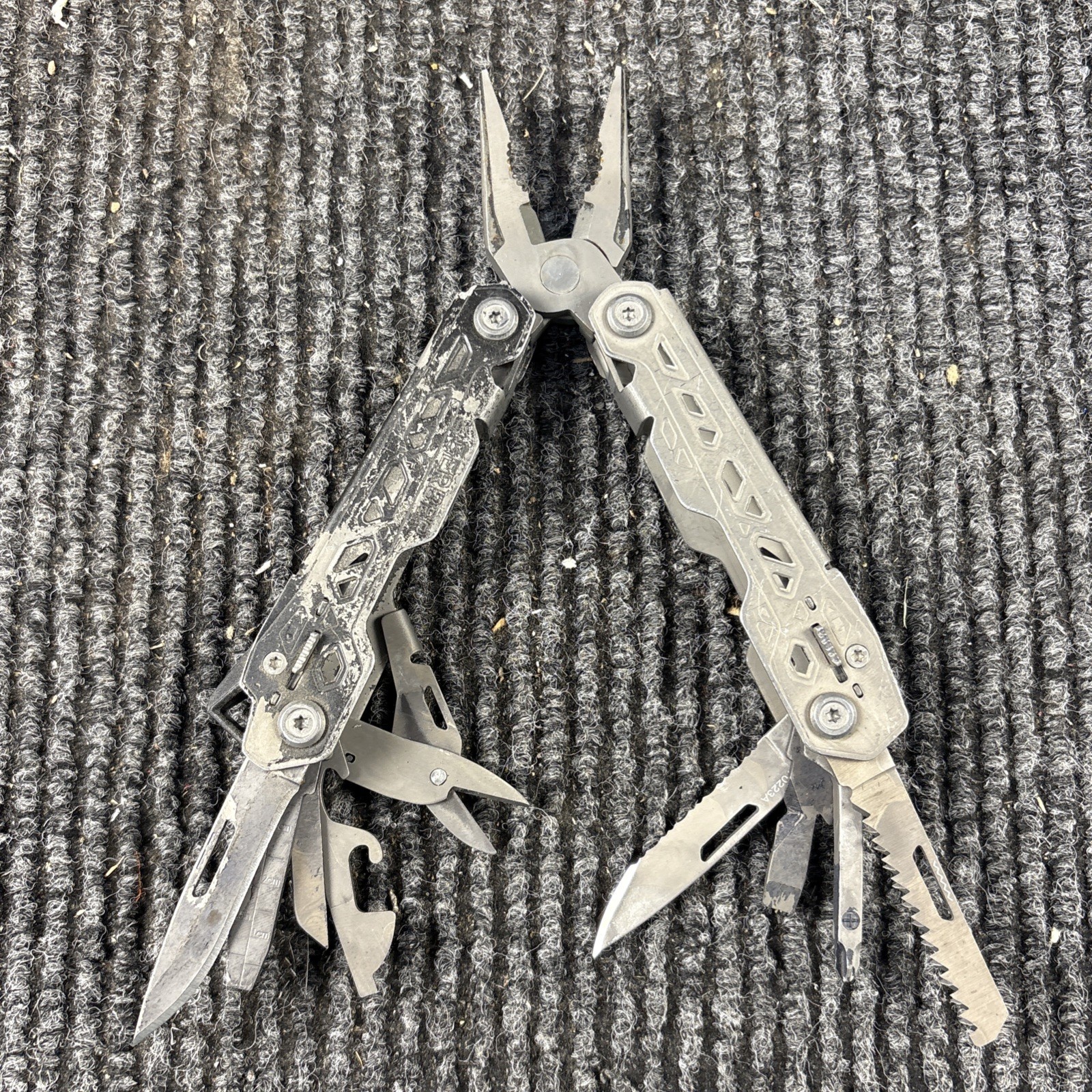 One Gerber Truss 17-in-1 Pliers Multi Tool TSA – Gray (016)