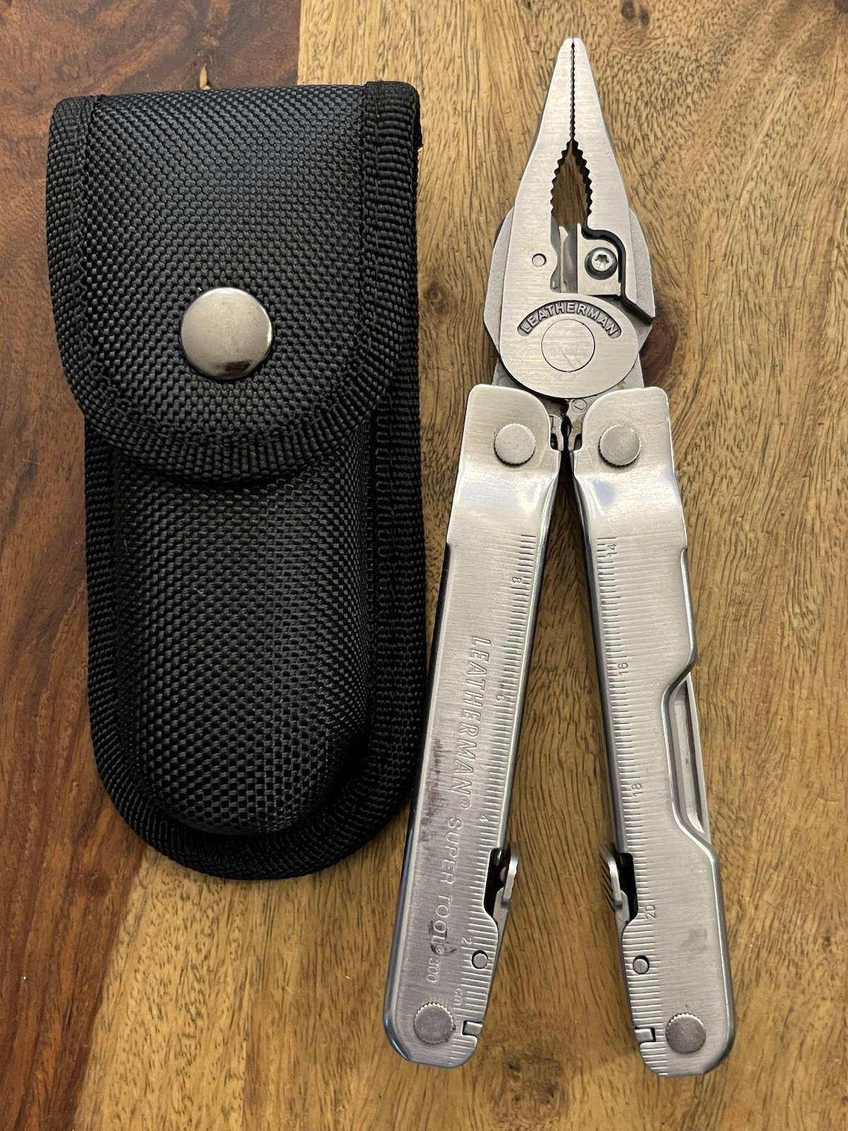 Leatherman Super Tool 300 Multitool w/Beautiful Sheath