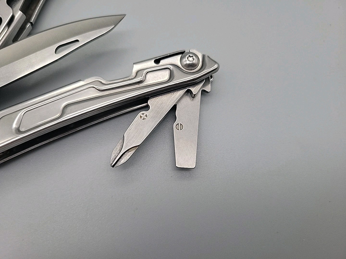 Leatherman Rev Multi-Tool – Pliers, Knife, Screwdrivers, Can Opener, File