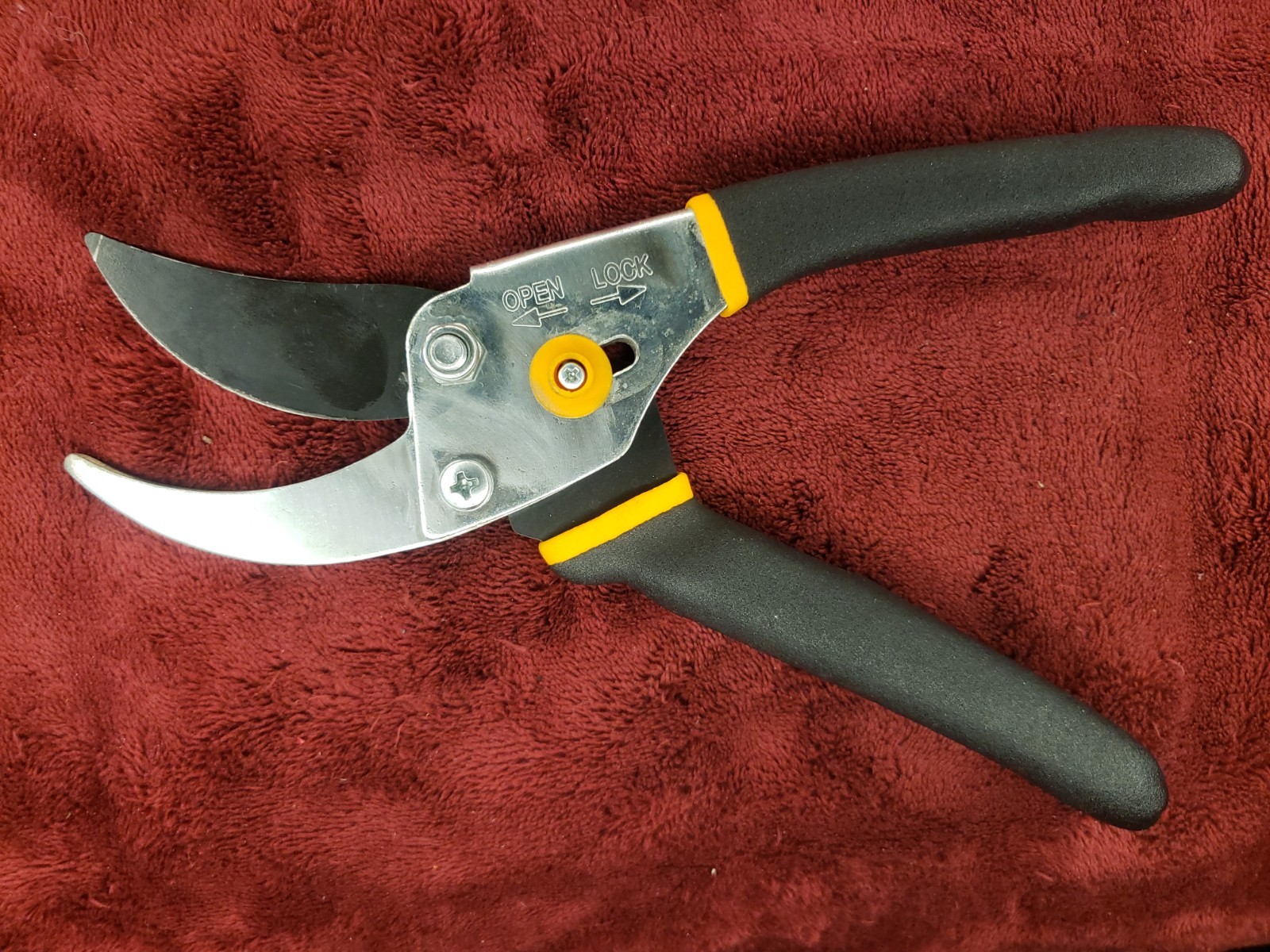 Fiskars AD0624 8.5″ Pruner Steel Blade & Non Slip Handle