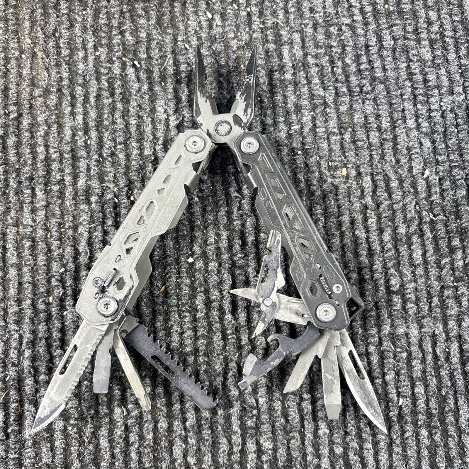 One Gerber Truss 17-in-1 Pliers Multi Tool TSA – Gray (014)