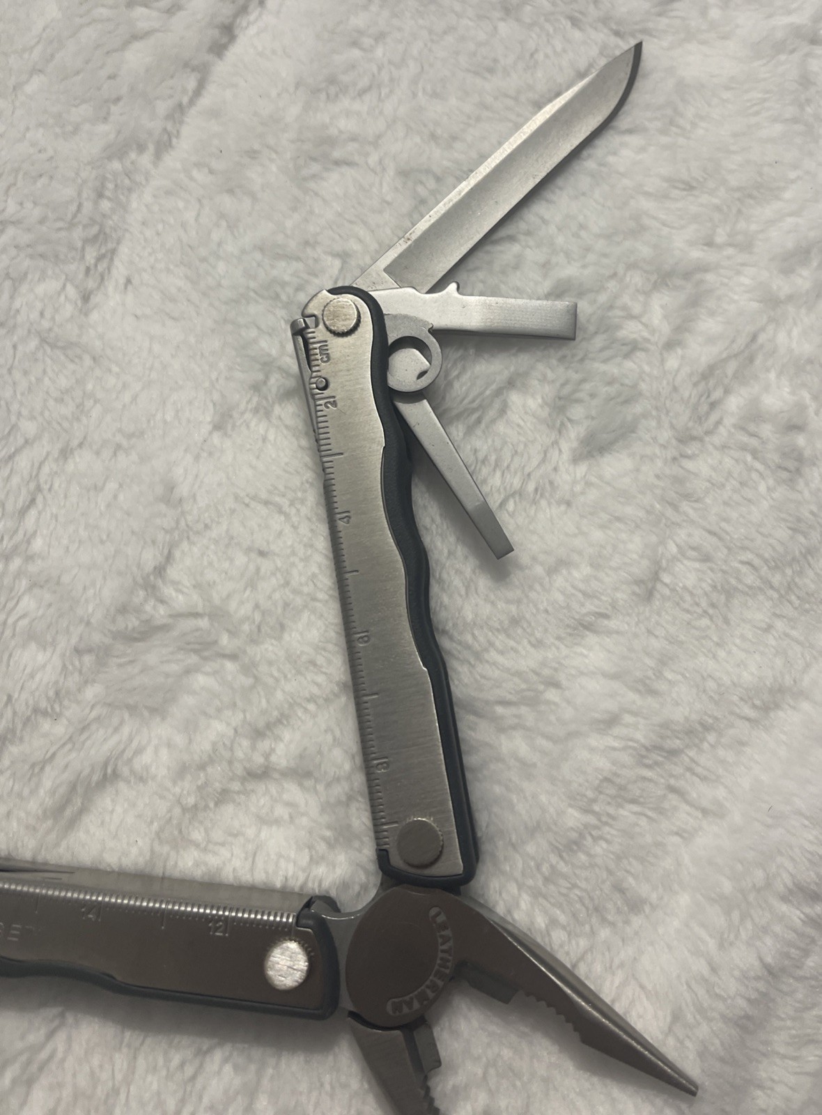 LEATHERMAN FUSE MULTI TOOL PLIERS KNIFE W/ SCISSORS & SCREWDRIVERS
