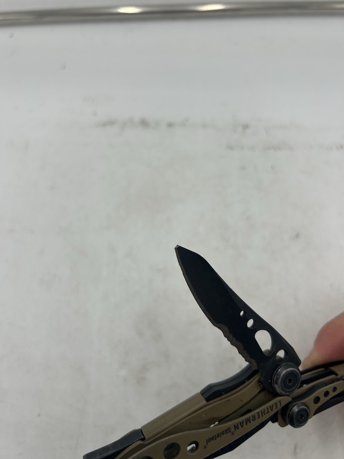LEATHERMAN Skeletool Multi Tool – Combo Edge Blade Knife Pliers Carabiner (READ)