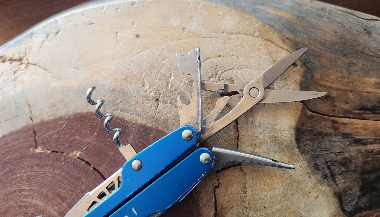 Leatherman Juice CS4 Blue – Pliers Blade Corkscrew – Great W85