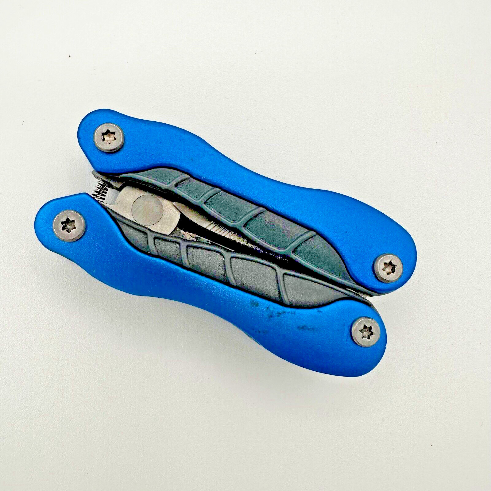 Auto Handle Outdoor Multi-Functional Tool With Buckle Folding Pocket 4.5″L