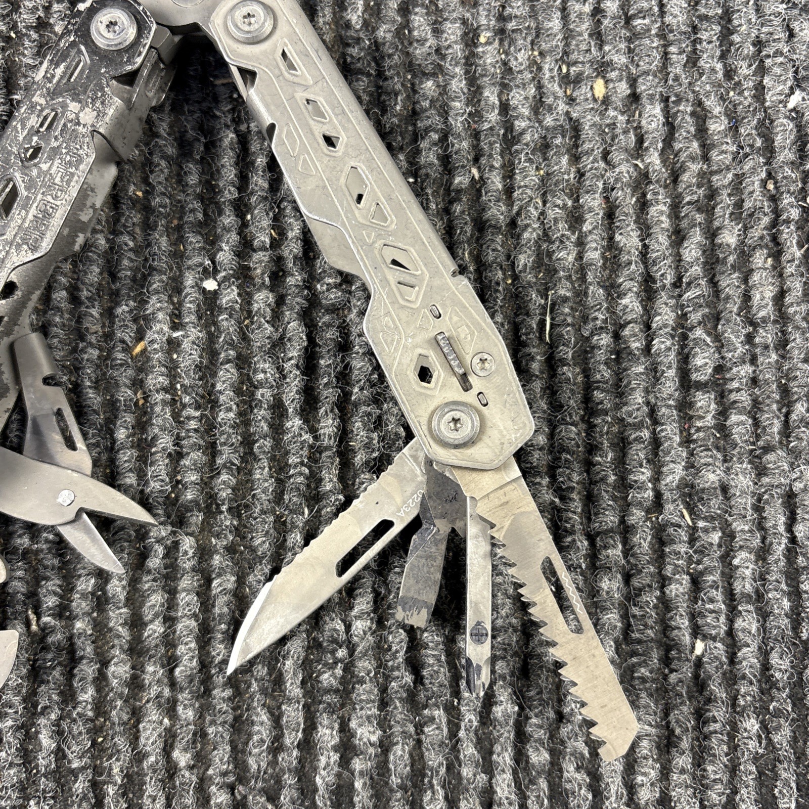 One Gerber Truss 17-in-1 Pliers Multi Tool TSA – Gray (016)