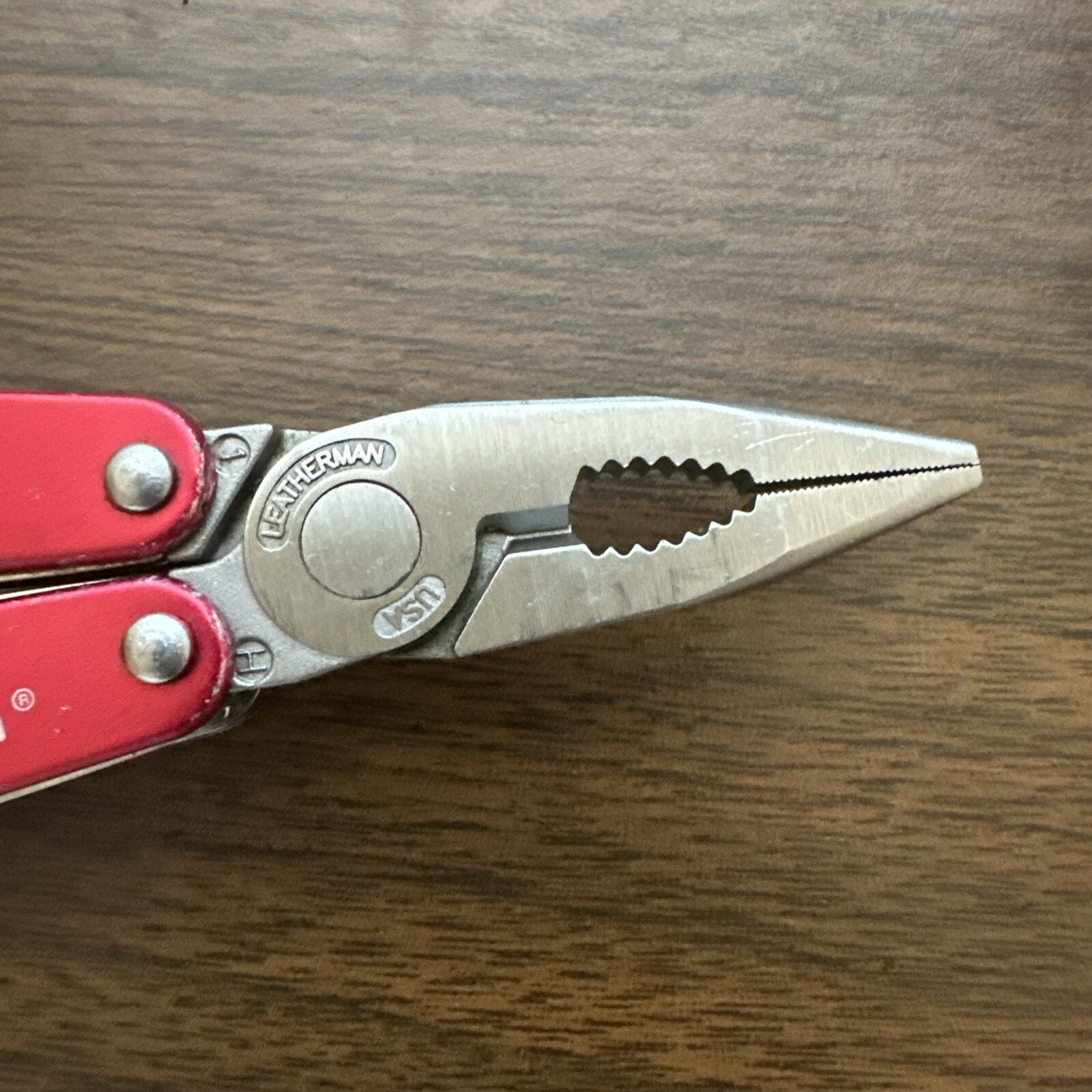 Retired Red Gen 1 Pat pending Leatherman Juice C2 Multitool w/nylon pouch.