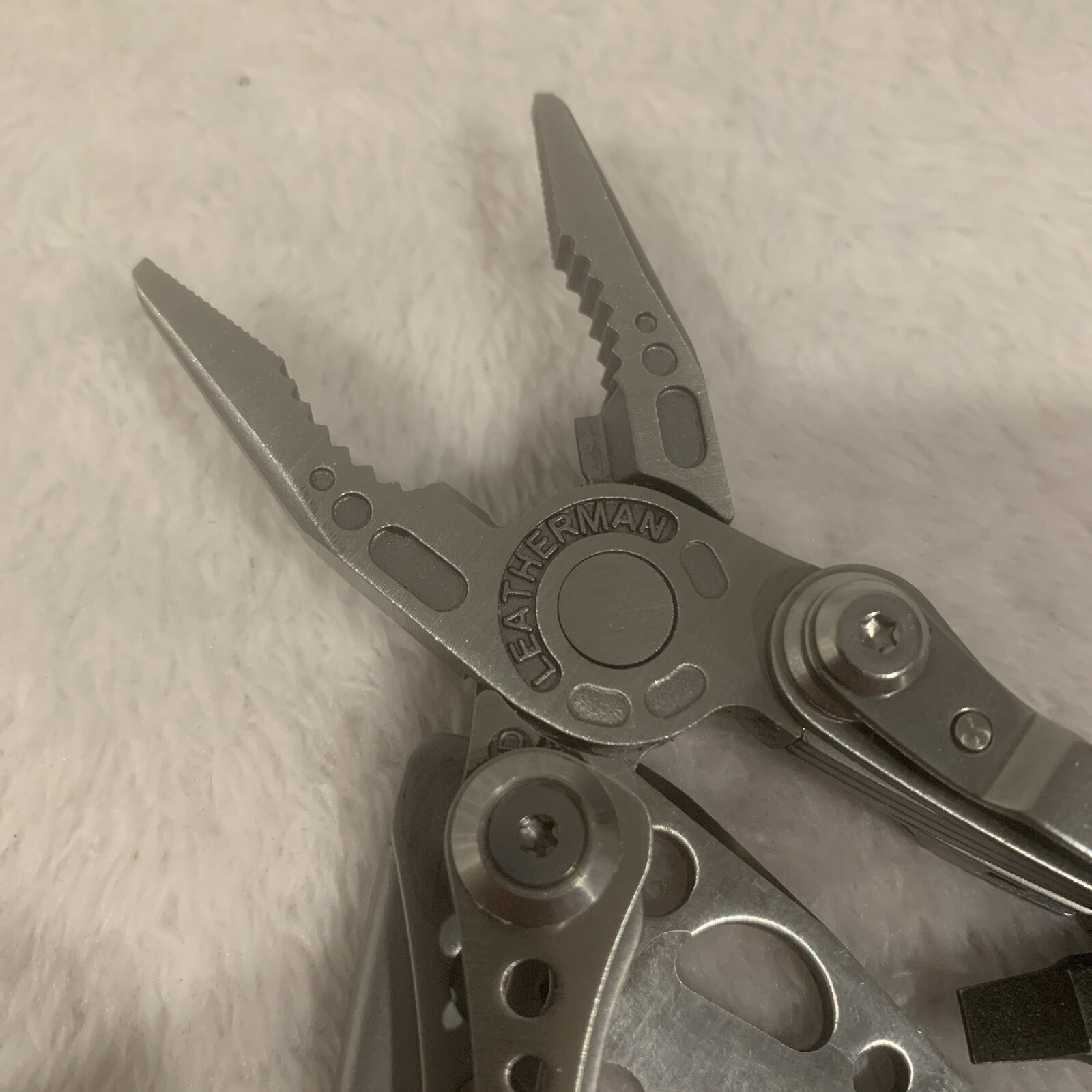 LEATHERMAN Skeletool Multi Tool – Combo Edge Blade Knife Pliers Carabiner!