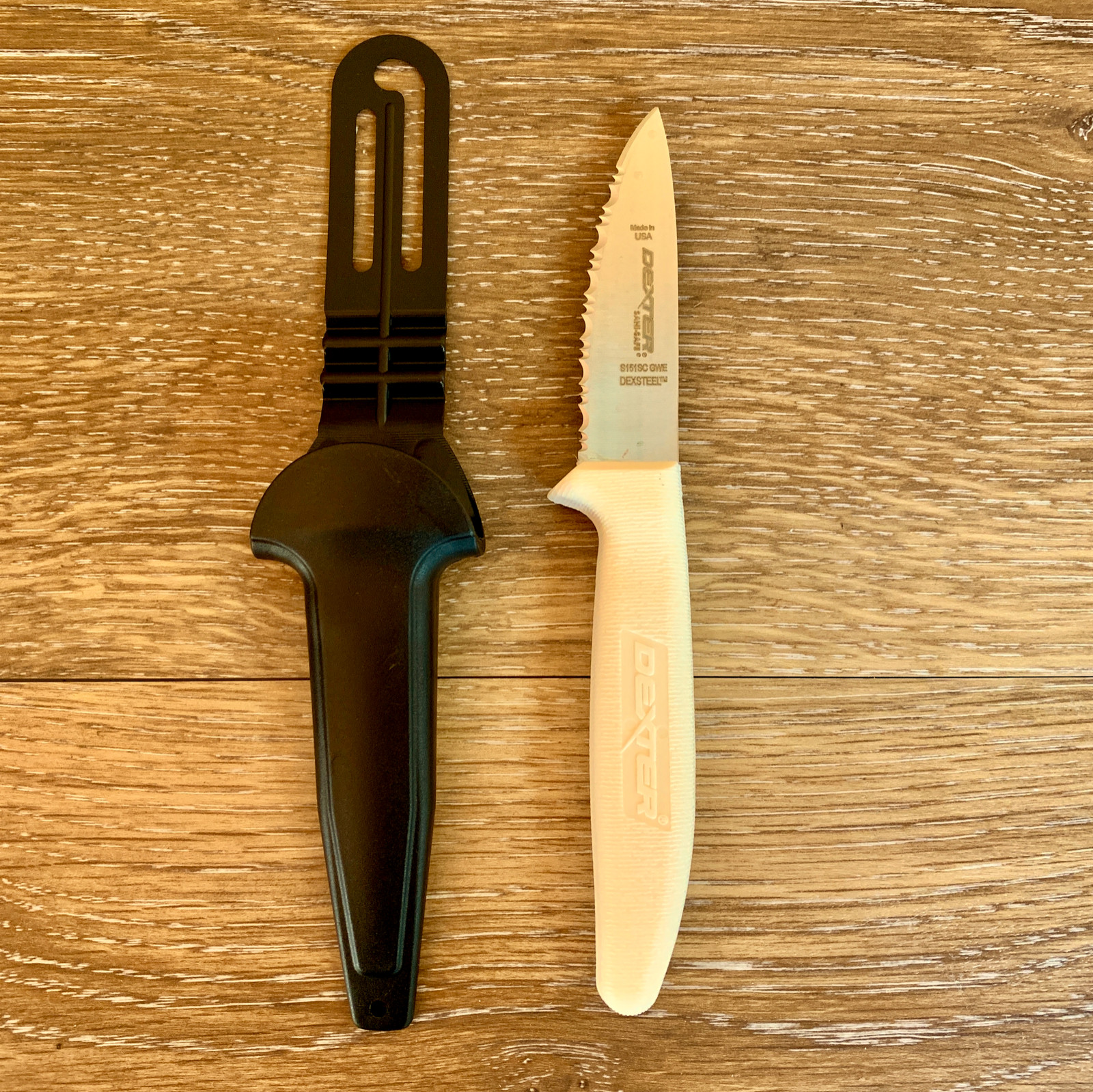 Dexter Russell Sani Safe 3 1/2″ Utility Net Tiger Scalloped Knife w/Sheath.15353