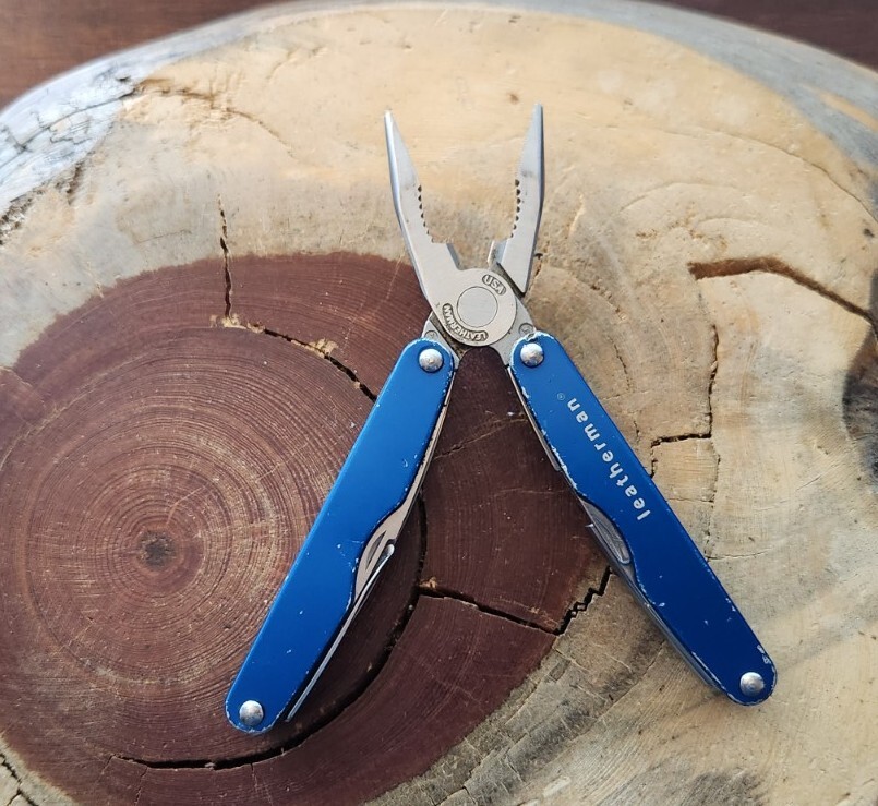 Leatherman Juice CS4 Blue – Pliers Blade Corkscrew – Great (READ) – T16