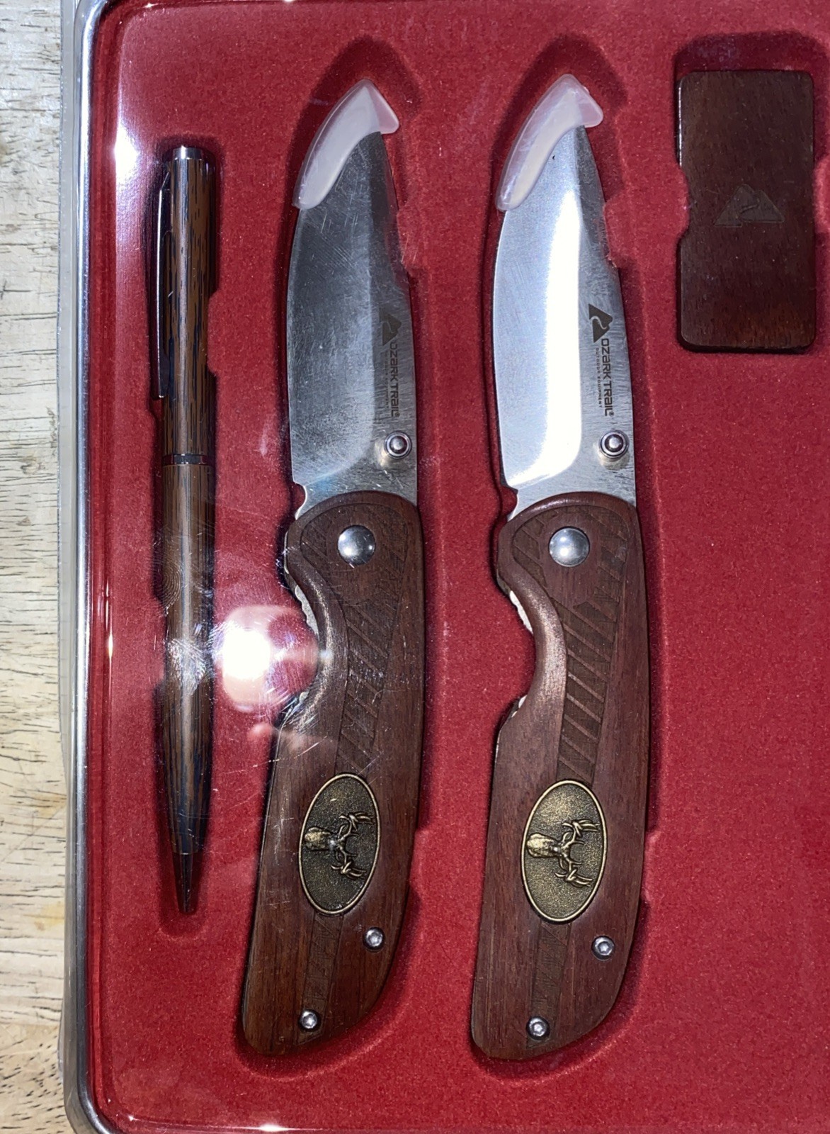 OZARK TRAIL 4 PIECE COMBO SET, 2 – 6.5″ KNIVES, DEER TIN, MONEY, CLIP & PEN