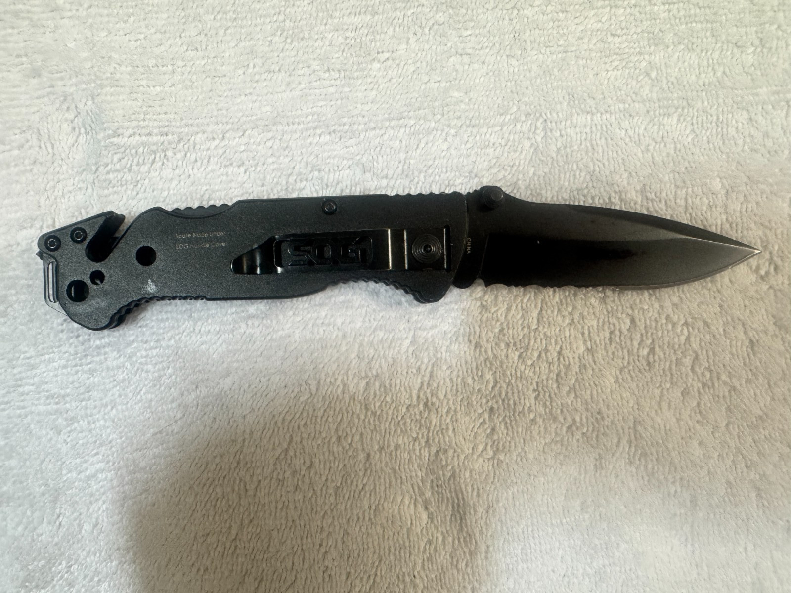 SOG Escape Folding Rescue Knife 3.4″ Black Combo Blade Aluminum Handles FF25-CP
