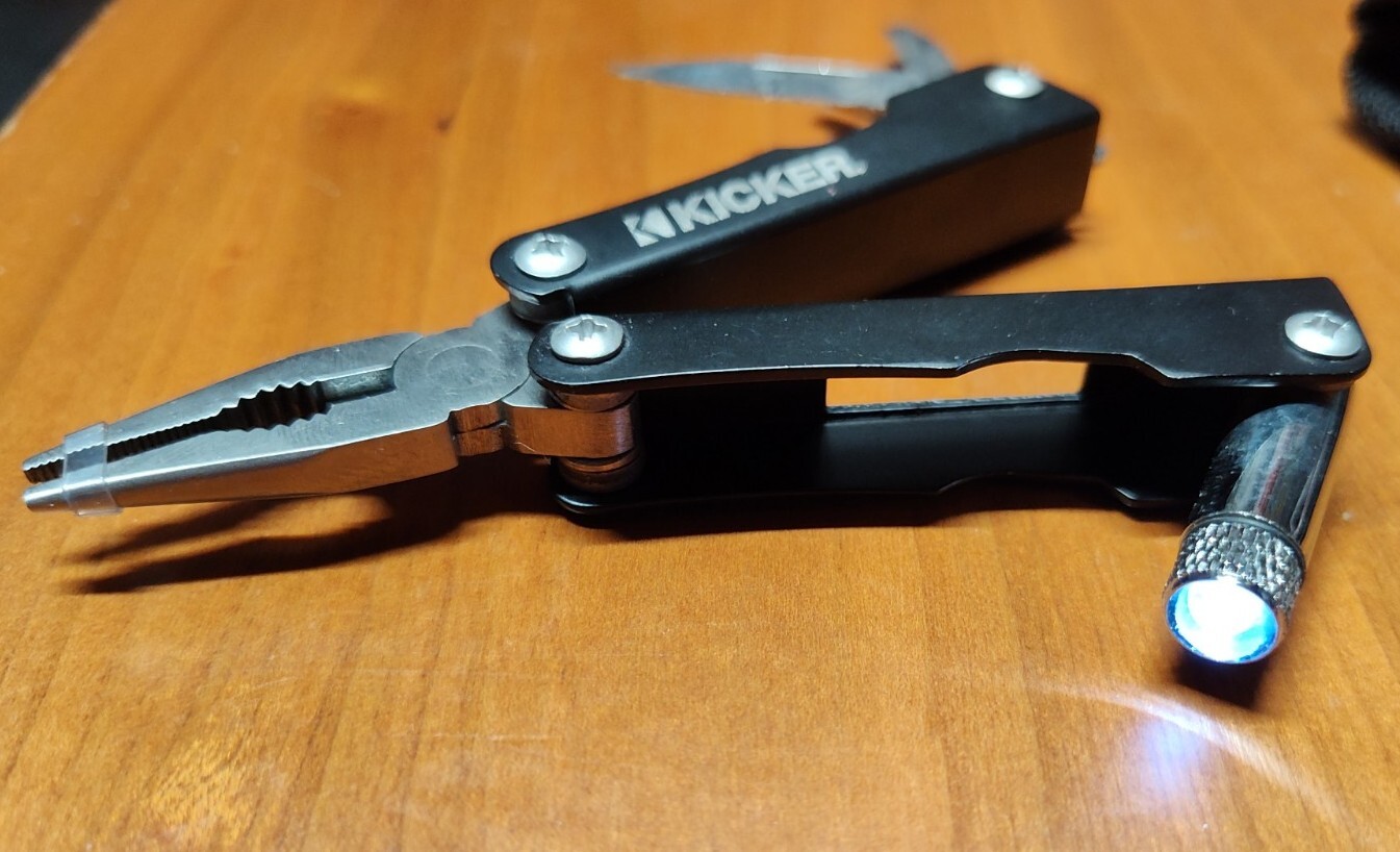 Mini Multi Tool 8 in 1 W/Case Kicker branded