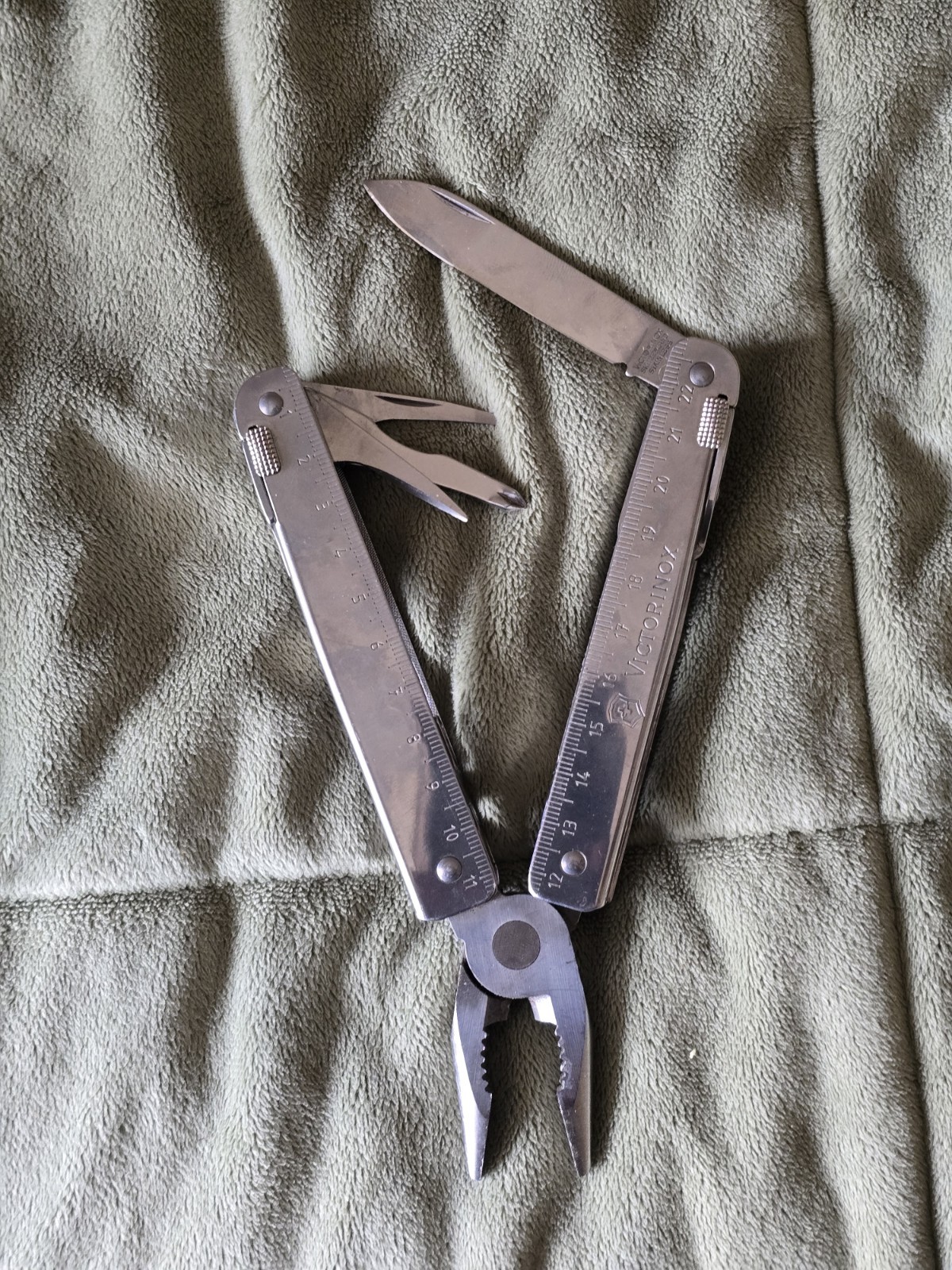 Victorinox (Swiss Army) Swiss Tool Multi Tool – Pliers & Sheath