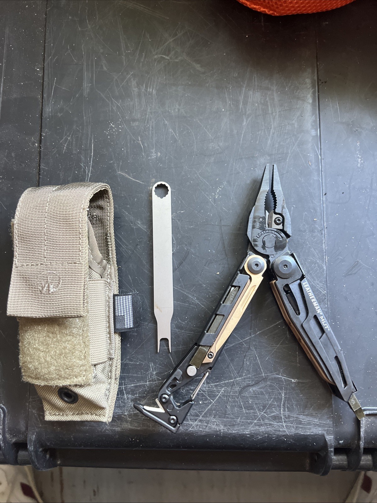 Leatherman MUT Tactical Multi Tool with Brown Molle Sheath – Black (850222)