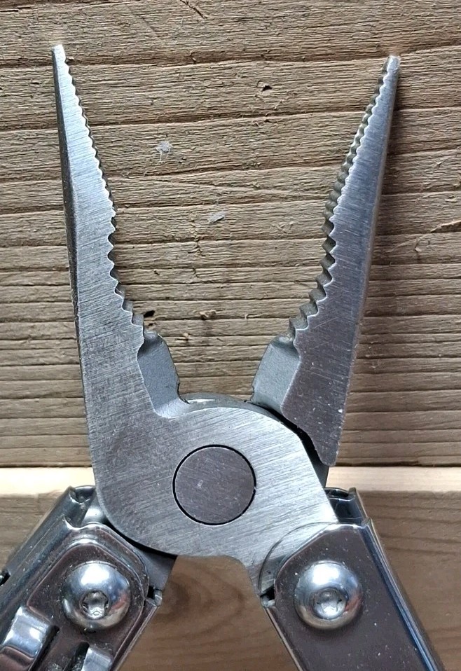 LEATHERMAN WINGMAN MULTI-TOOL MADE 03/25 PERFECT CONDITION WITH SHEATH