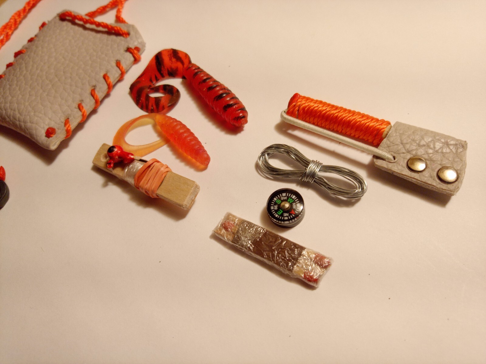 EDC Minimalist Survival Necklace Pouch Mini Scalpel Fishing Kit Compass Matches