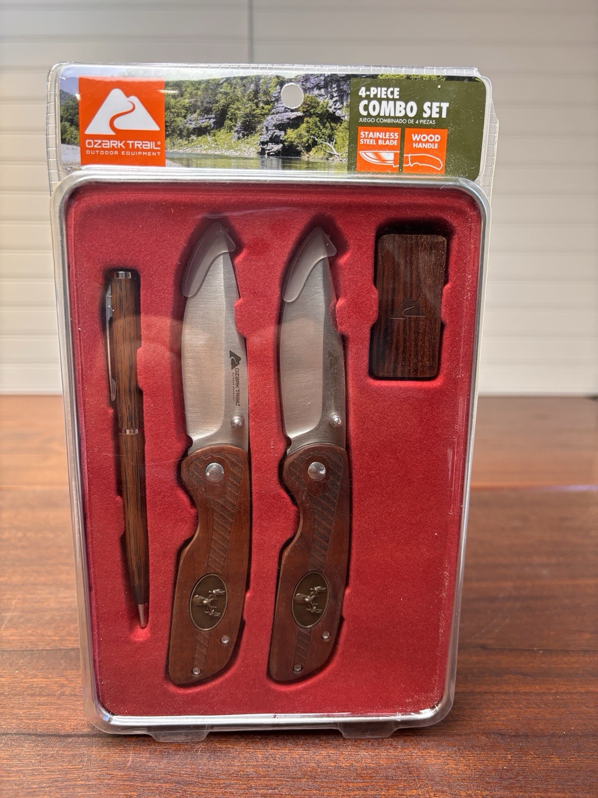OZARK TRAIL 4 PIECE COMBO SET 2-6.5″ KNIVES DEER TIN MONEY CLIP & PEN NIB