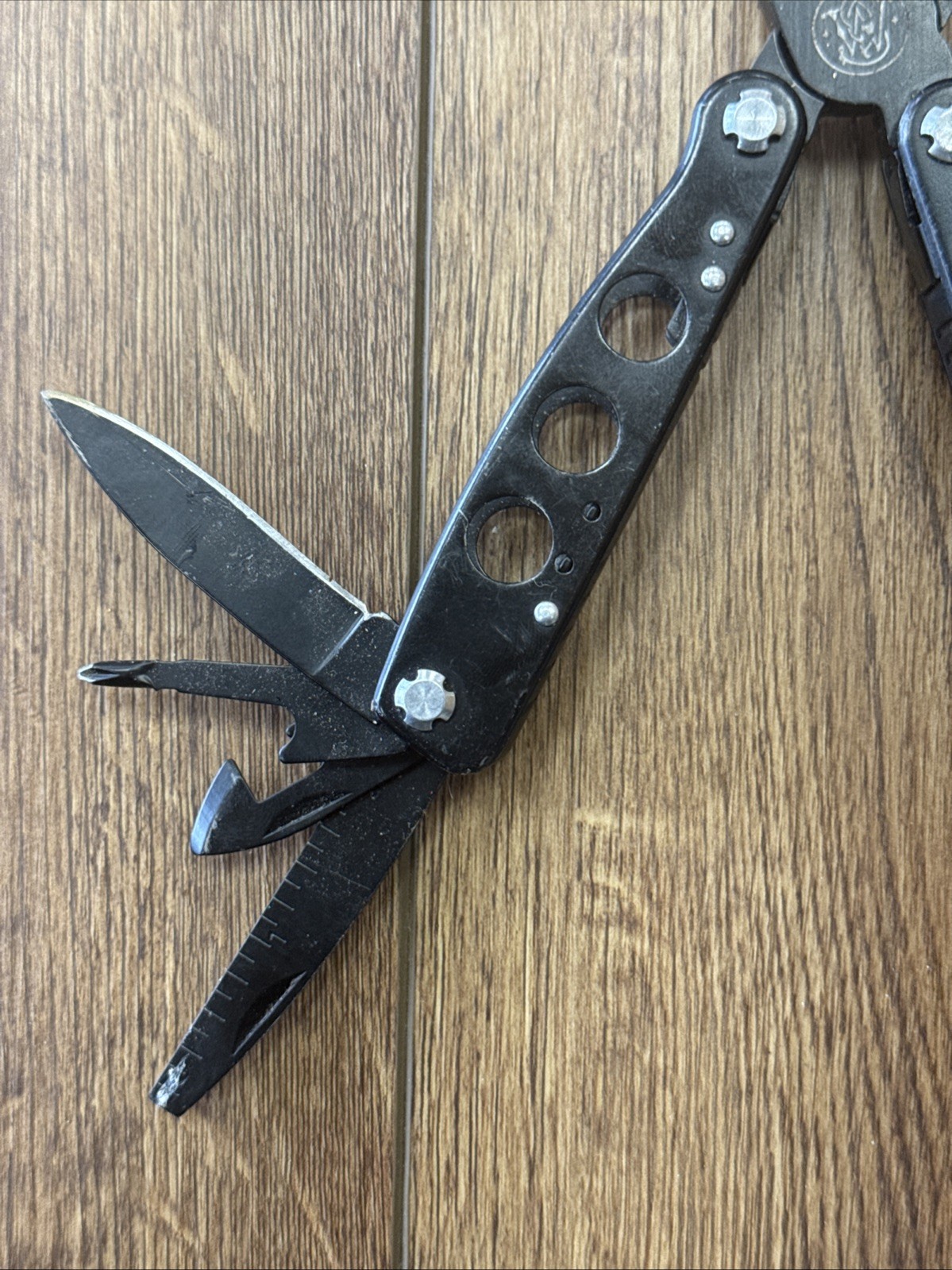 Used Smith & Wesson 16 Function Multi-Tool Black Knife