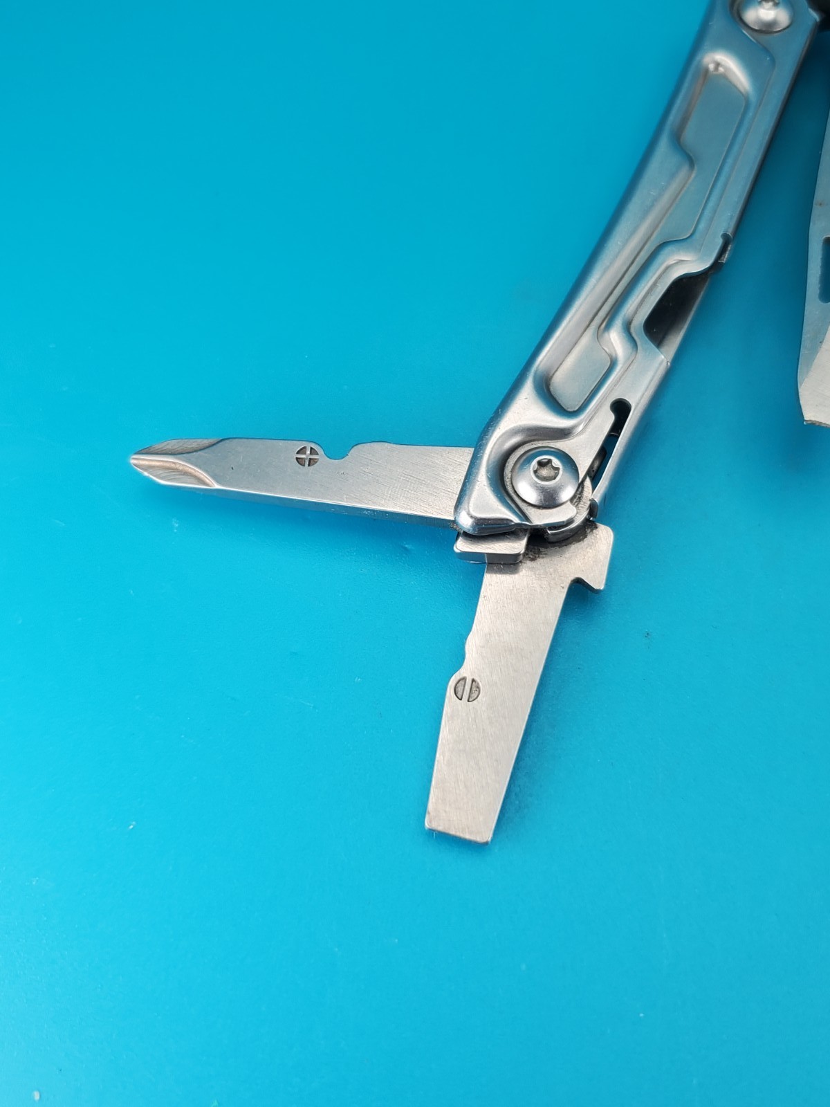 Leatherman Rev 3.8″ Multi-Tool, Stainless! *CHIPPED BLADE TIP*