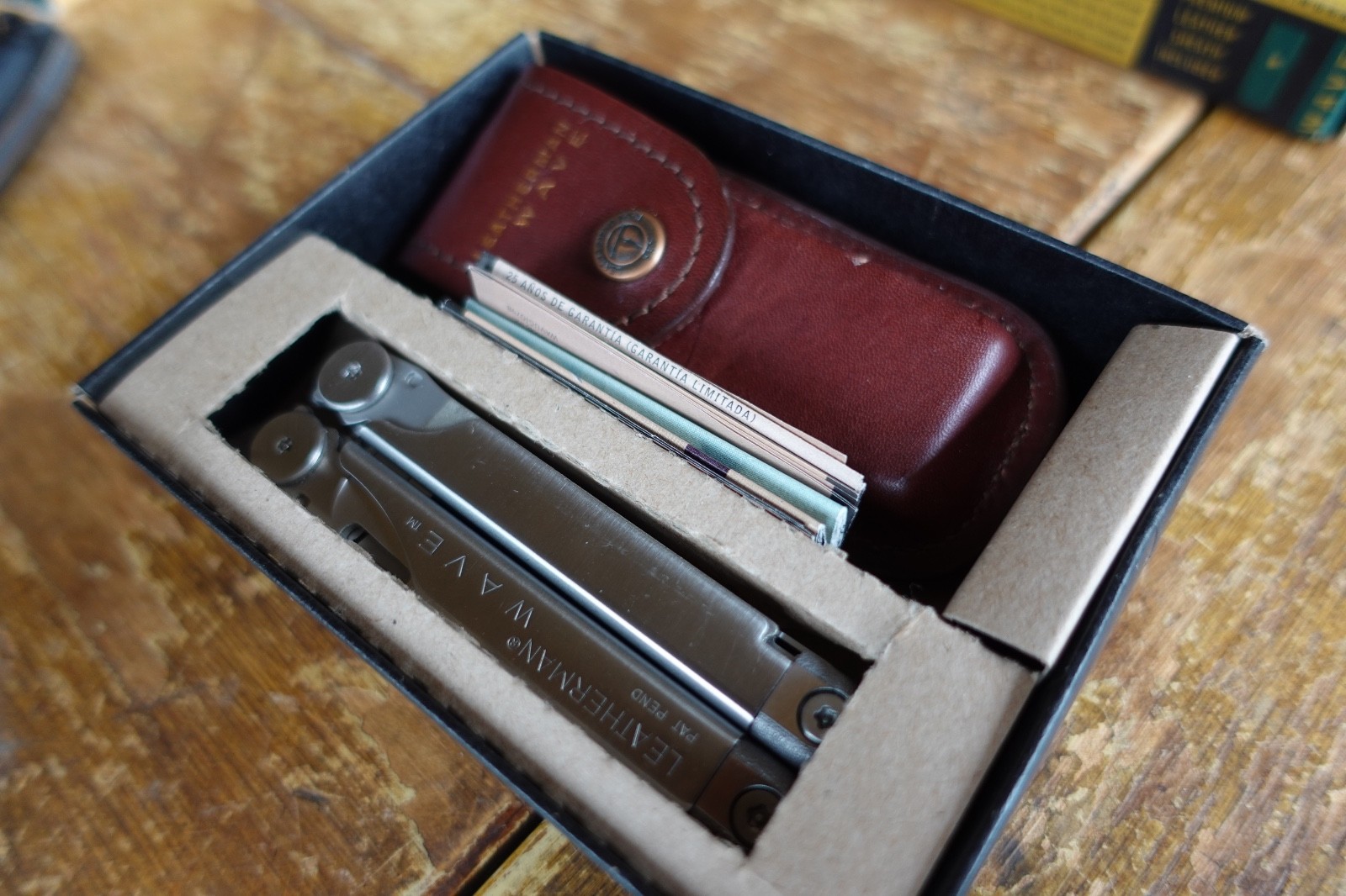 Leatherman Wave Multi Tool w/Leather Sheath box and all papers date 0998