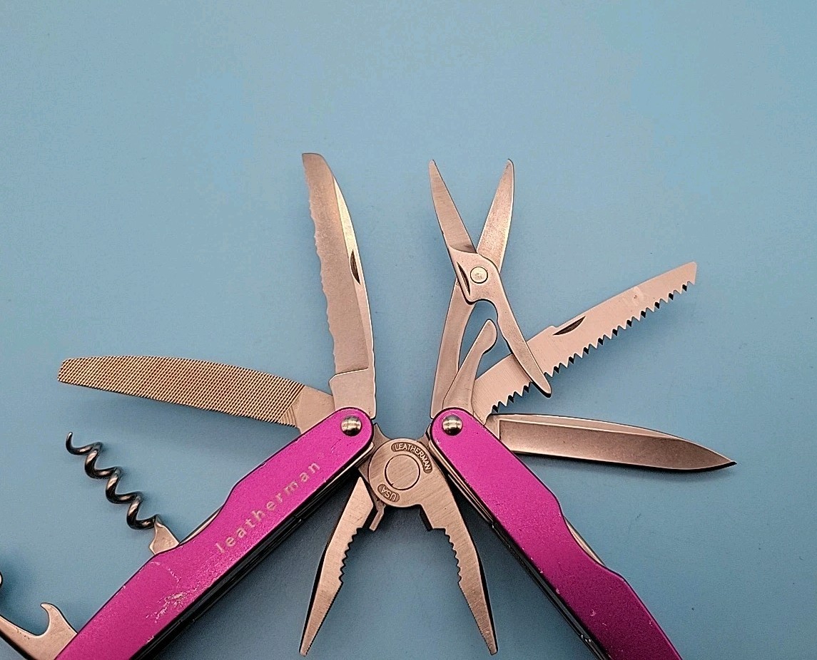 Leatherman JUICE XE6 Multi-Tool – Dated 0701 – Purple – Knife, Pliers – RETIRED