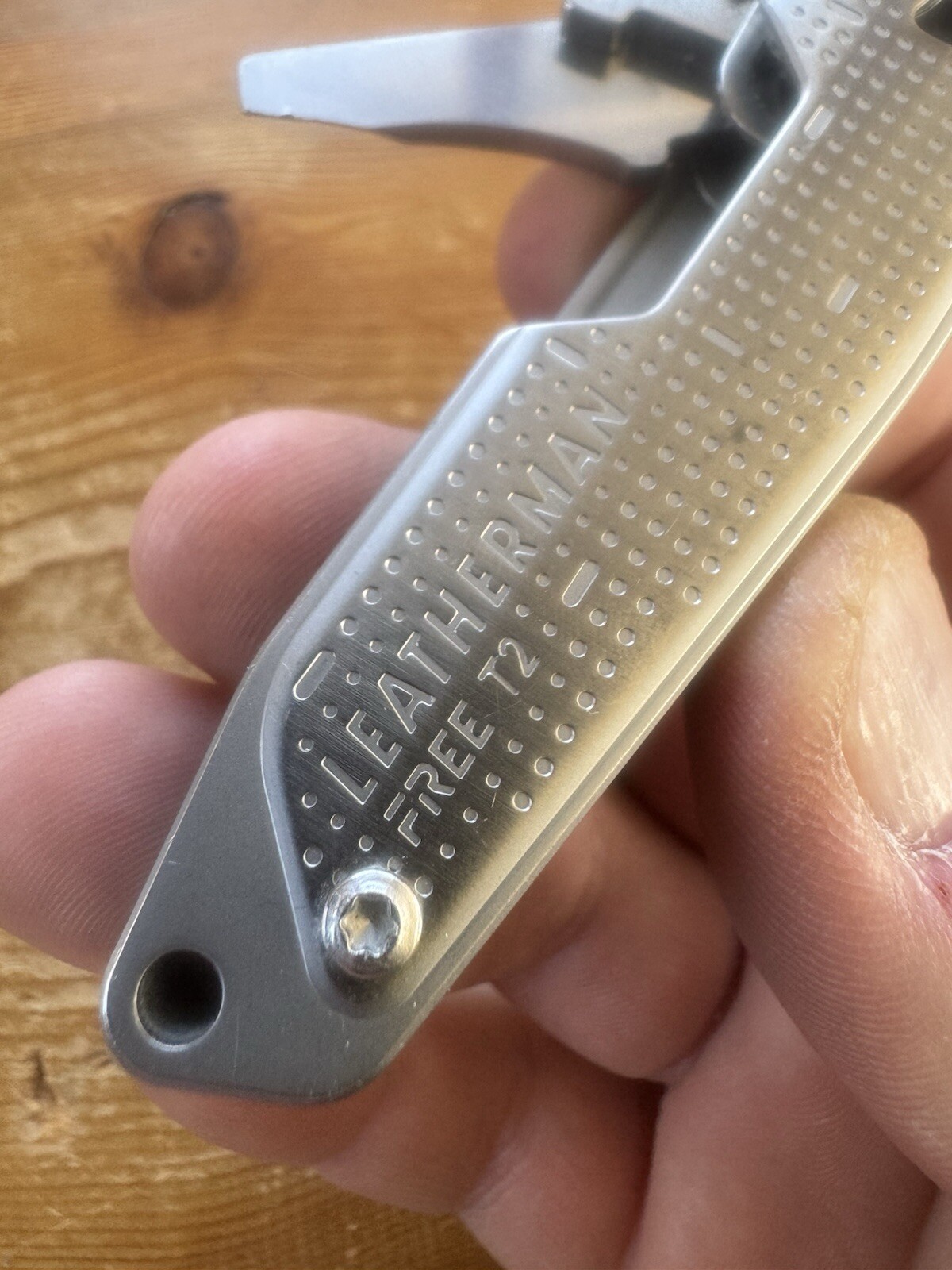 Leatherman FREE T2 Pocket Knife 4 Multi-tool!