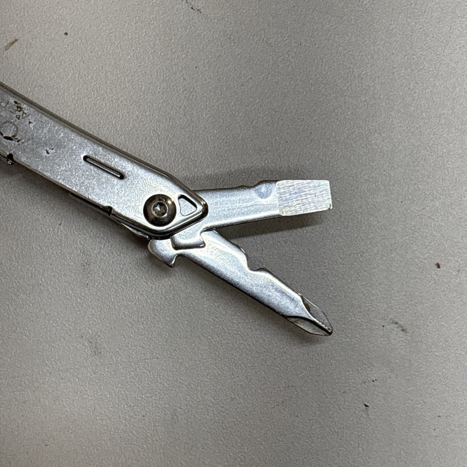 Leatherman Wingman Multitool with 14 tools Needle Nose pliers, wire cutter (030)