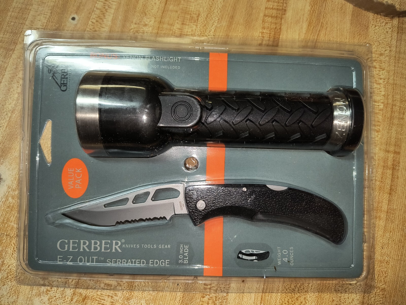 Gerber EZ-OUT Combo, Zenon Flashlight & Large Folding Knife Serrated USA Made