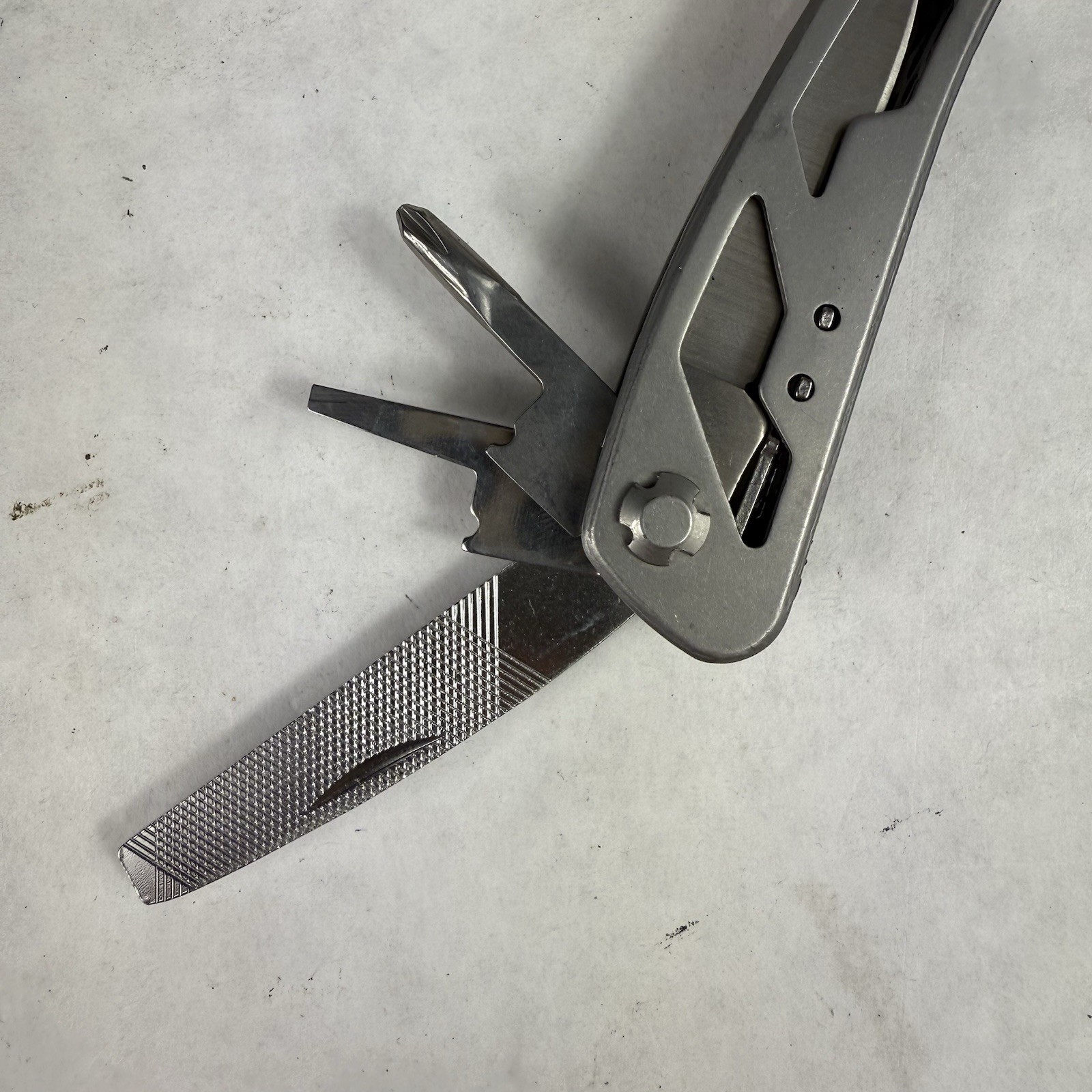 Stanley Multitool 2CR 12-in-1 Grey Stainless Steel Knife Plier Drivers W/ Case