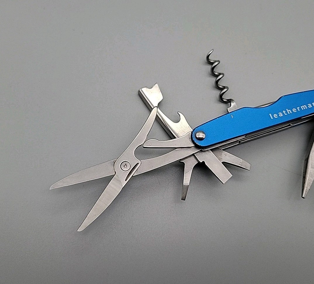 Leatherman JUICE CS4 Multi-Tool – Dated 1102 – Blue – Discontinued