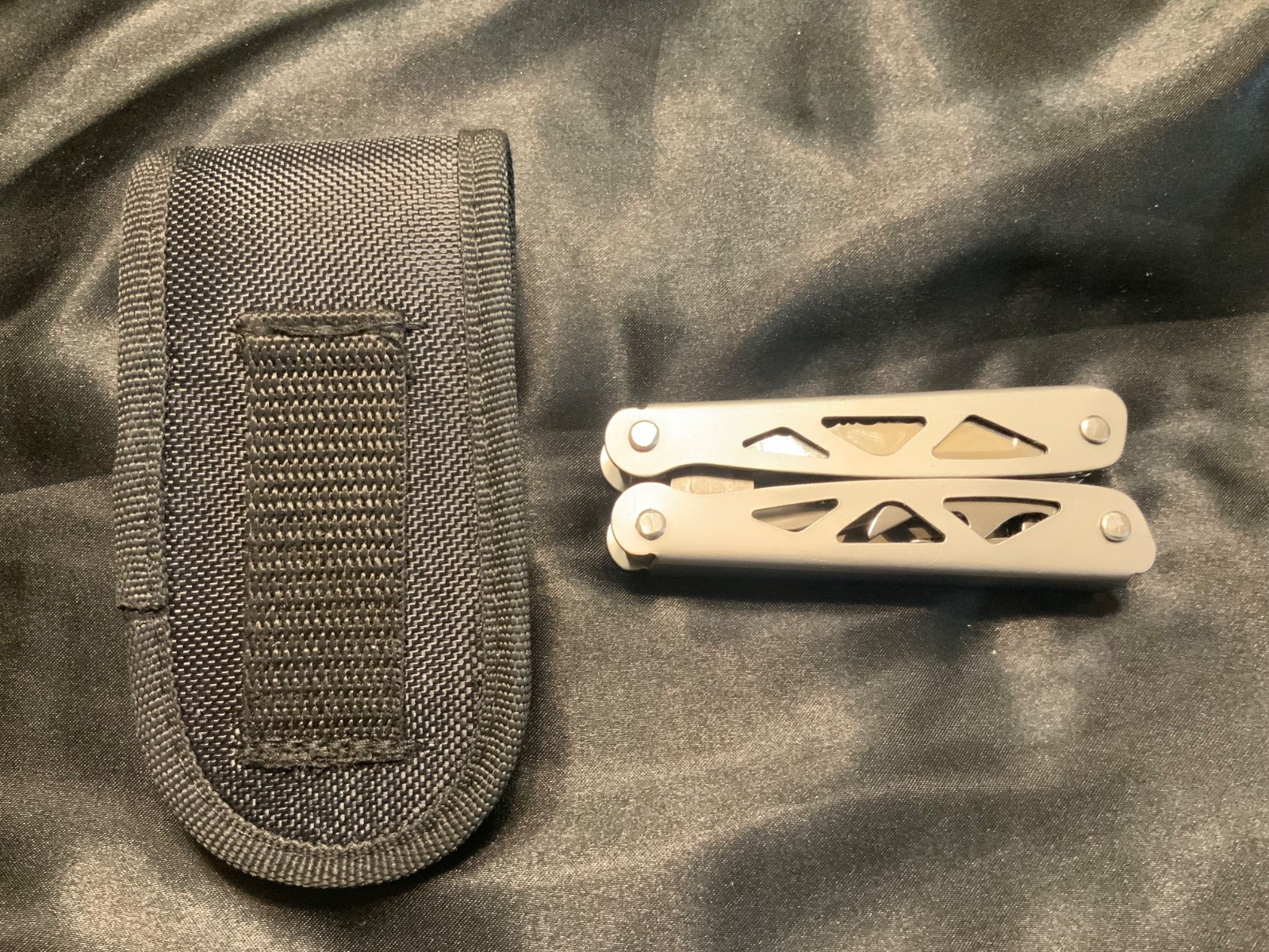 Sheffield utility tool / knife with black pouch