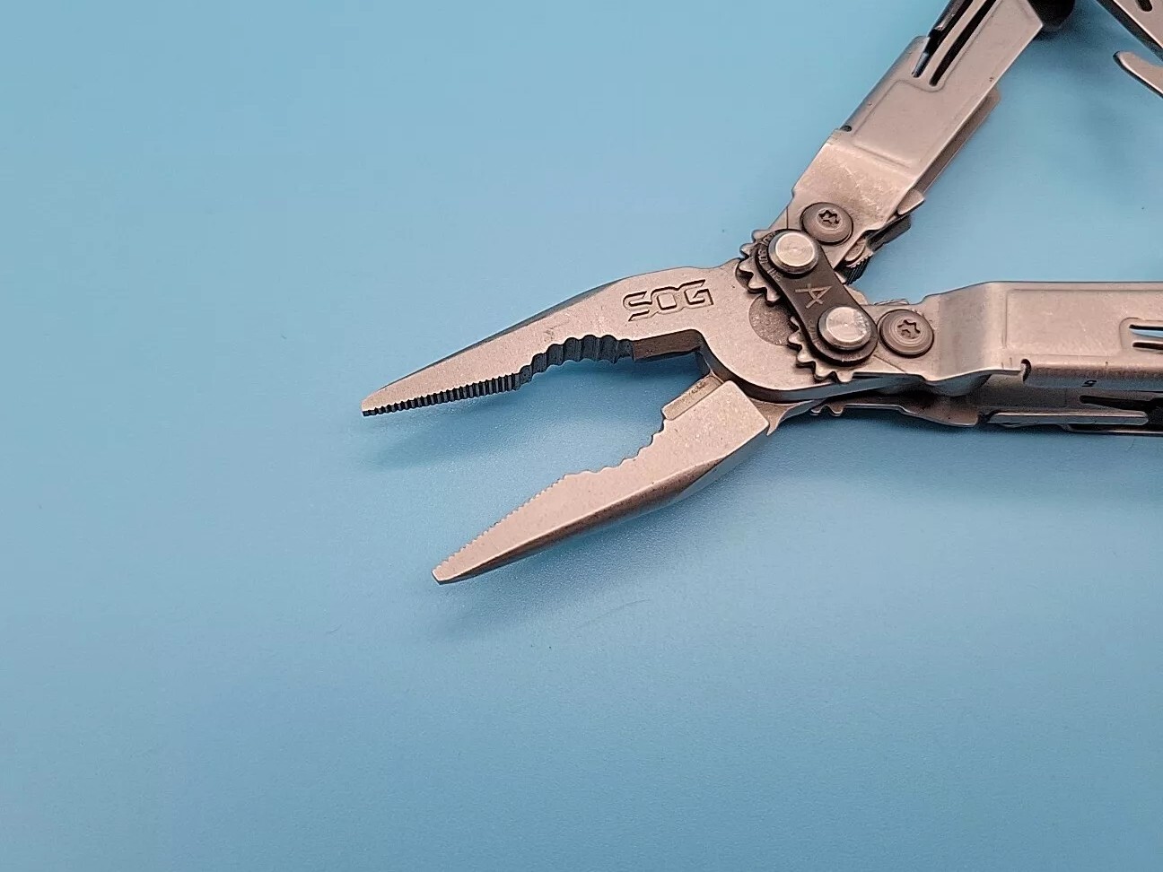 SOG PowerPint Multi-Tool – 18 Tools – Stone Wash – Screwdrivers, Pliers, Knife