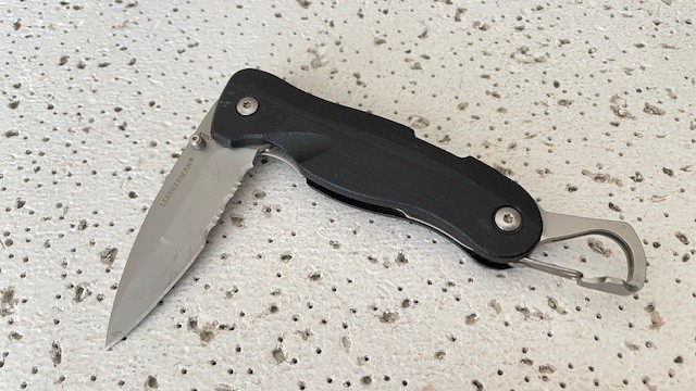Leatherman Knife C33LX Combo Blade Folding Pocket Knife Linerlock Black Handle –