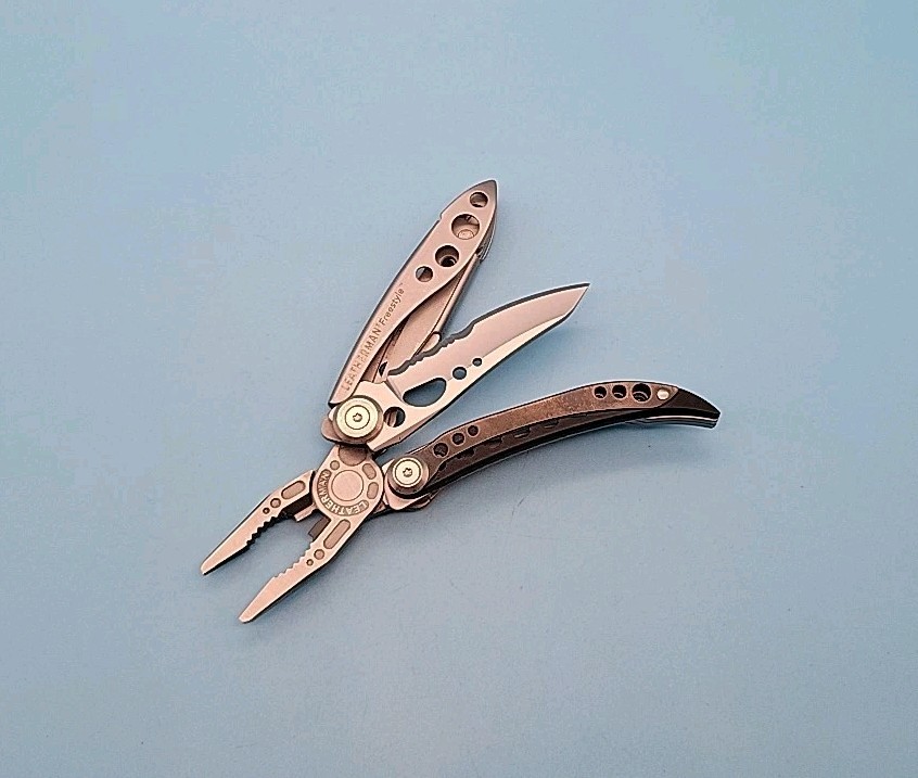 Leatherman FREESTYLE Multi-Tool – Dated 0610 – Pliers, Knife – DISCONTINUED
