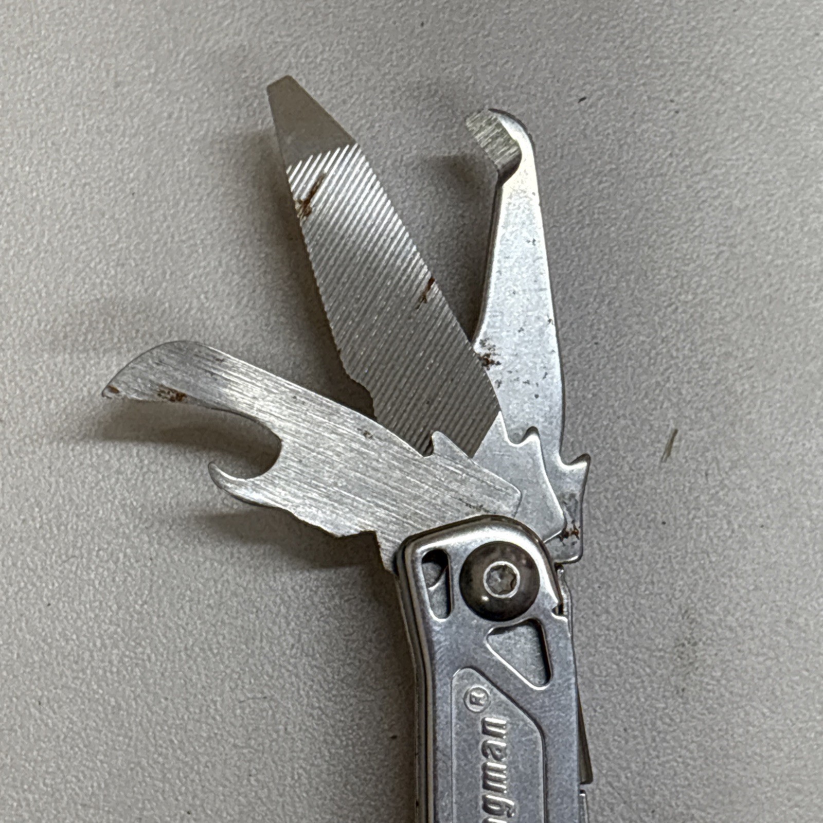 Leatherman Wingman Multitool with 14 tools Needle Nose pliers, wire cutter (029)