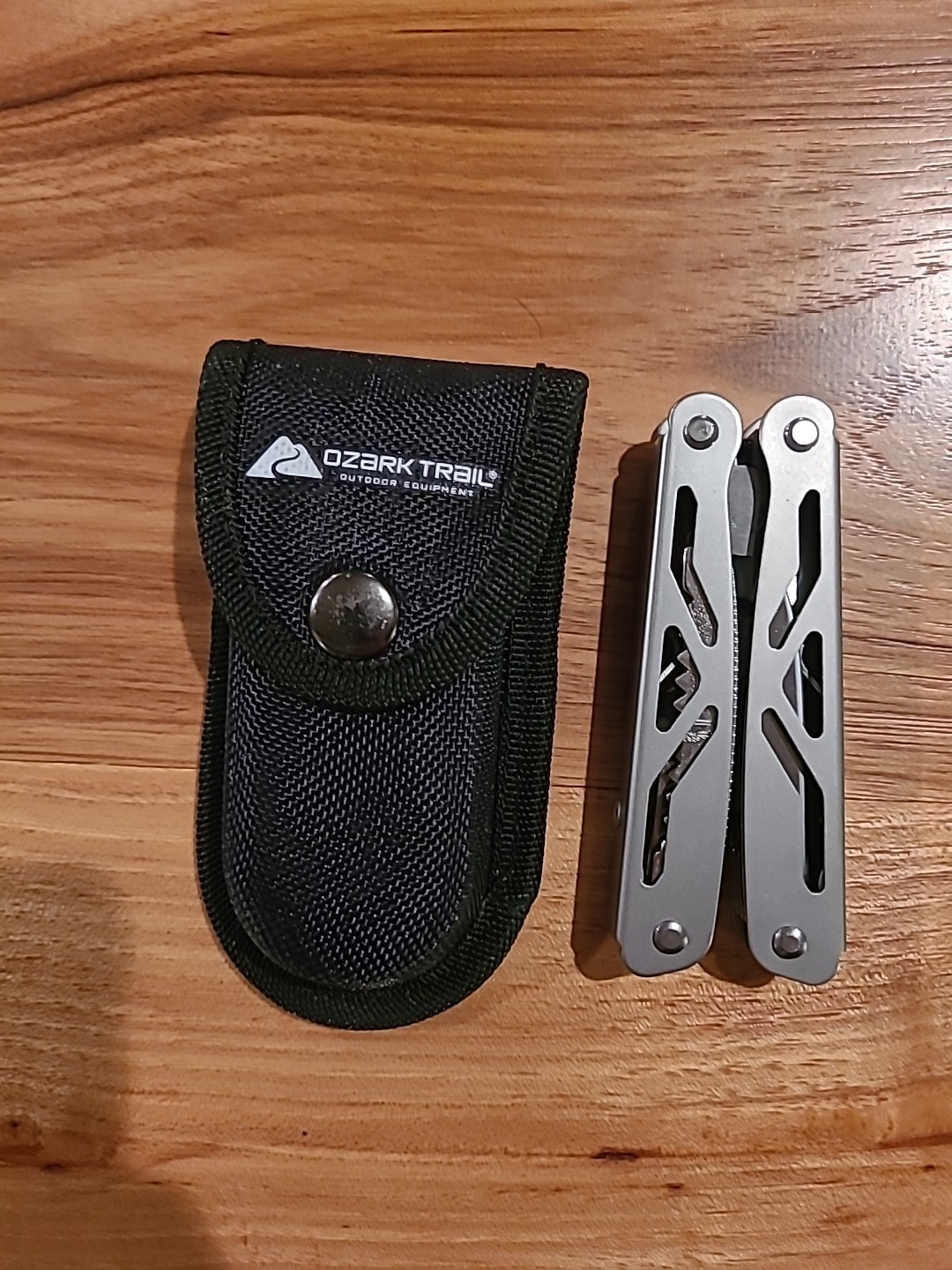OZARK TRAIL OUTDOOR EQUIPMENT MULTI-TOOL WITH SHEATH USED